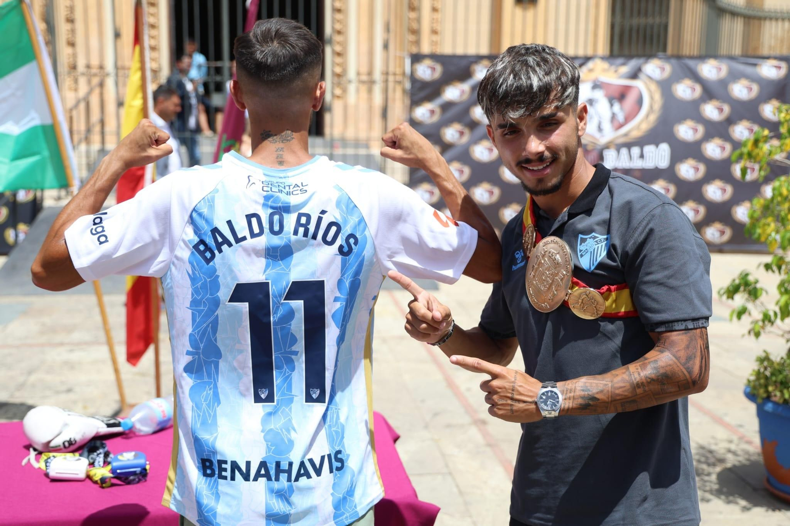 El Málaga regala una camiseta al boxeador Baldo 'El Flaco' Mira, que opta al títuro europeo
