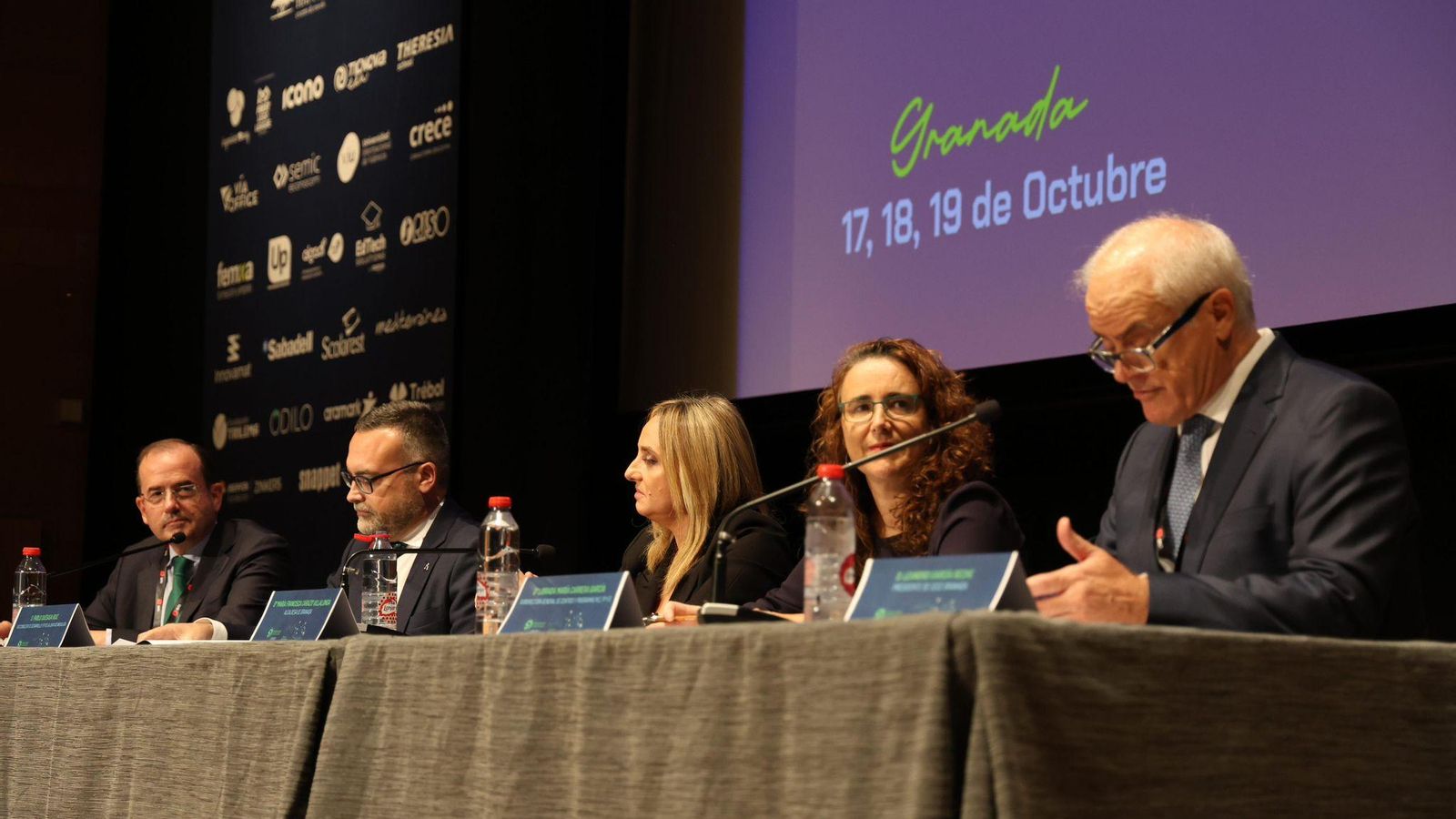 Presidente de CECE, Alfonso Aguiló; el viceconsejero de la consejería de Desarrollo Educativo y Formación Profesional de la Junta de Andalucía, Pablo Quesada; la alcaldesa de la ciudad, Marifrán Carazo; la subdirectora general de Centros y Programas del Ministerio de Educación, Formación Profesional y Deporte, Librada María Carrera, y el presiente de CECE Granada, Leandro García Reche.