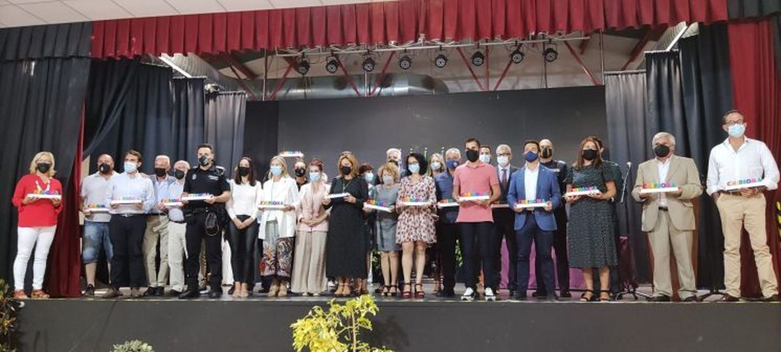 Autoridades y galardonados en el acto de entrega de los Premios 'Ciudad de Chipiona 2021'.