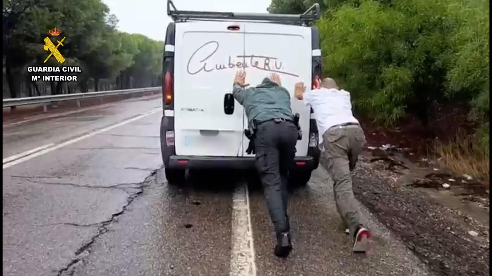 La Guardia Civil ayundando a un ciudadano. La Guardia Civil ayundando a un ciudadano.