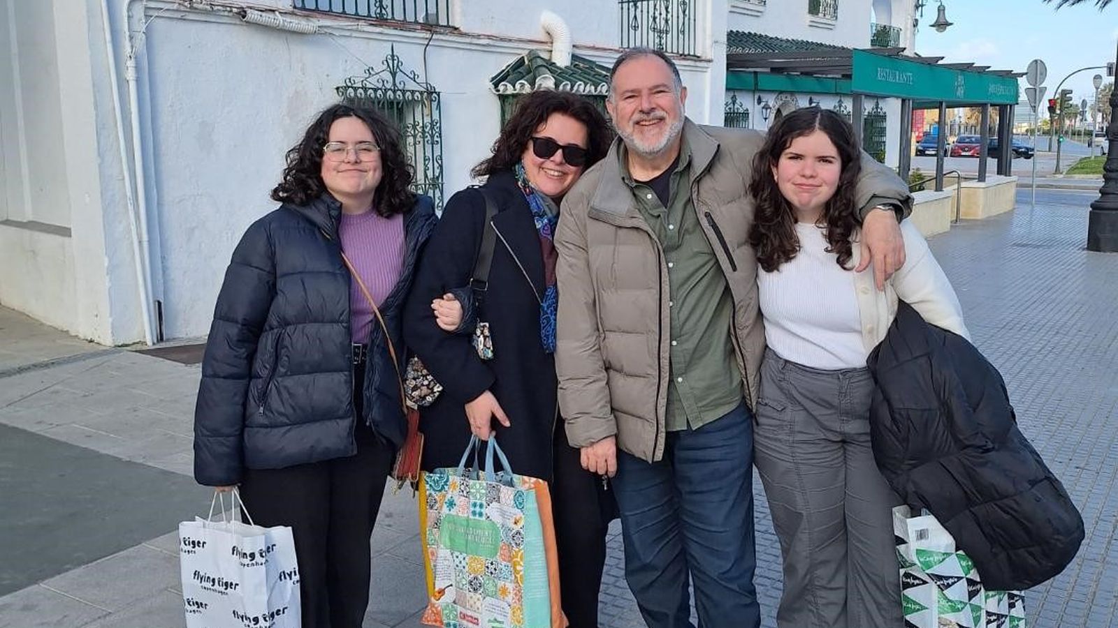 Luisa Pérez Fabra, con su marido Carlos Fernández Santa María y sus hijas Carmen y Ana, tras finalizar el festejo.