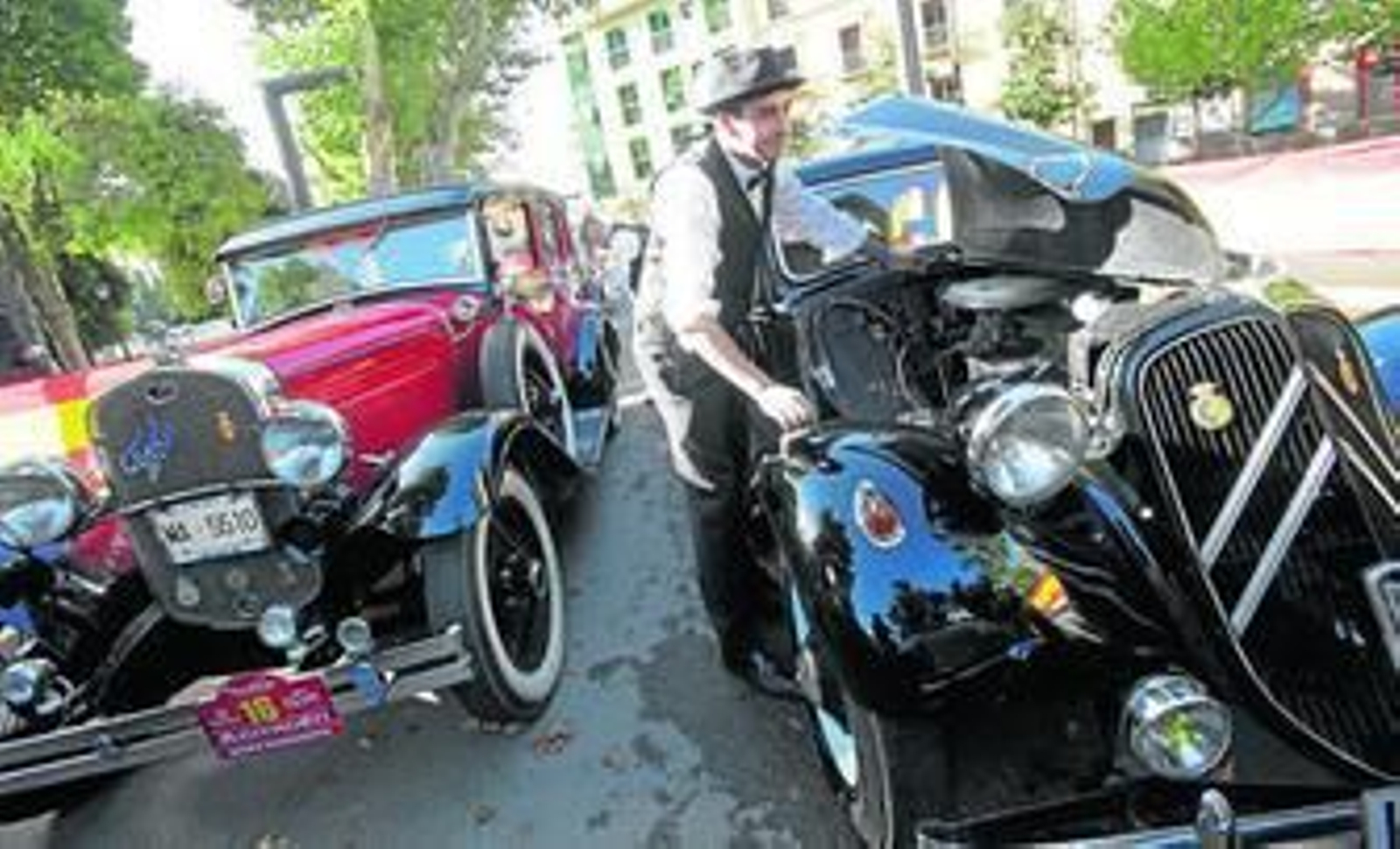 Los propietarios ultimaron todos los detalles de sus coches.