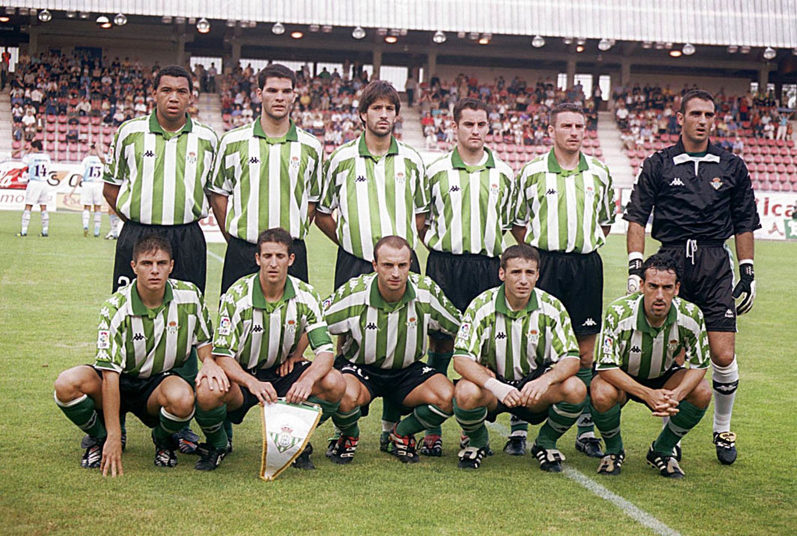 Joaquín, primero debajo por la izquierda, en el Compostela-Betis del 3 de septiembre de 2000.