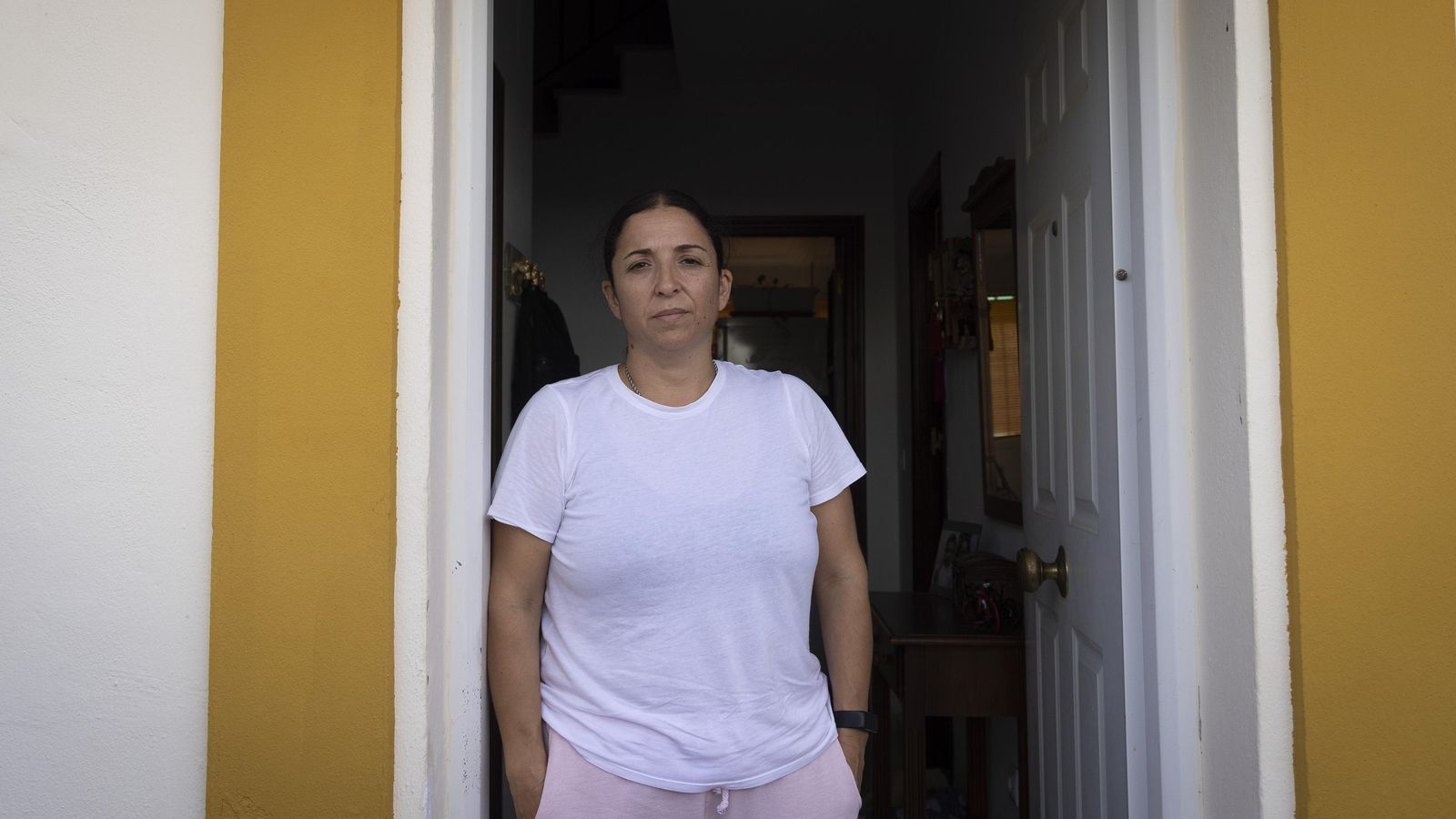 Natividad Roldán, en la puerta de su casa en Los Molares.