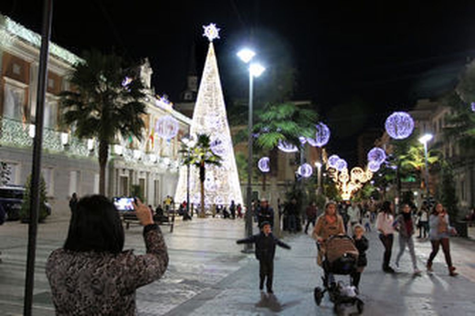 La Navidad ilumina ya las calles de Huelva