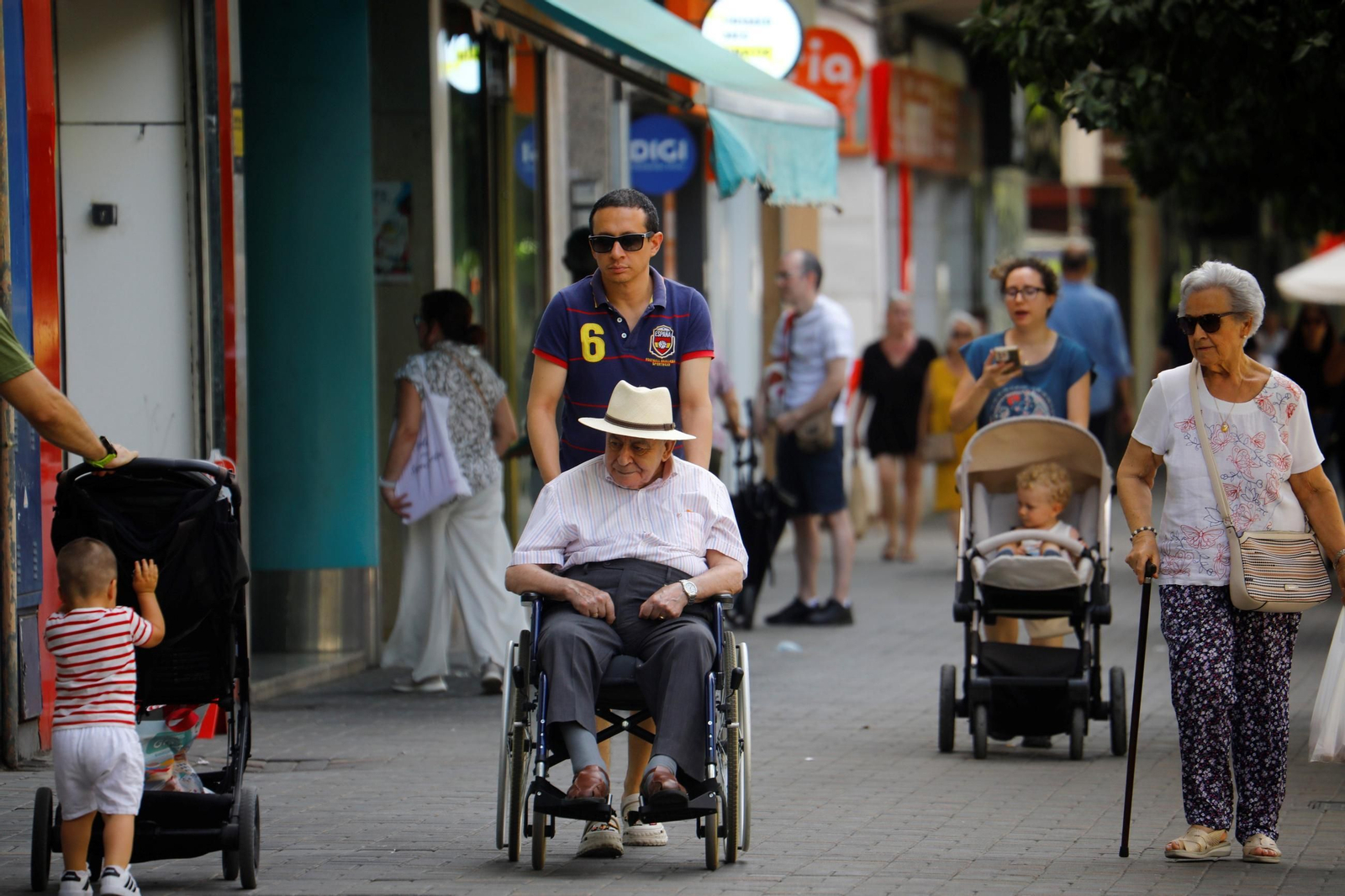 Vecinos de Córdoba en la avenida de Barcelona.