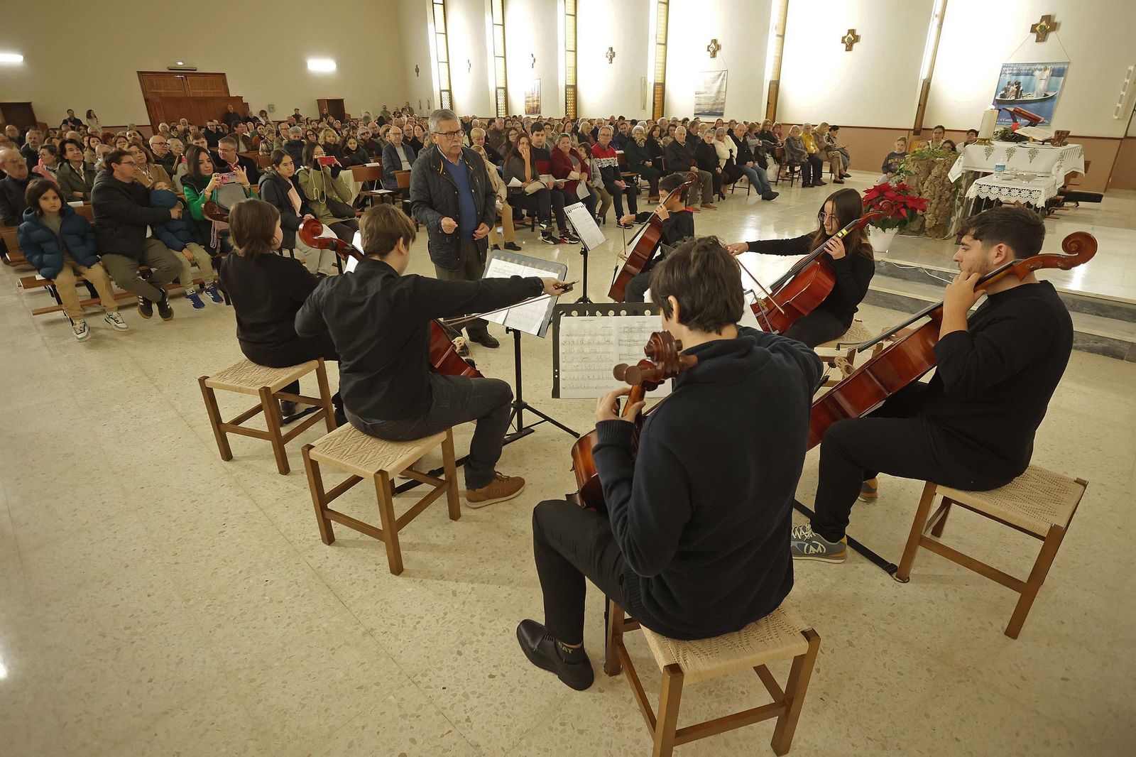 Fotos de la misa conmemorativa de los 50 años de dedicación del padre Pedro a la parroquia y al barrio de La Piñera