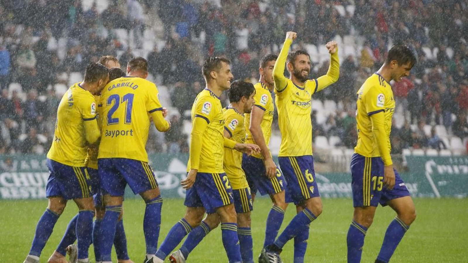 Los jugadores del Cádiz celebran la victoria en el Nuevo Arcángel.