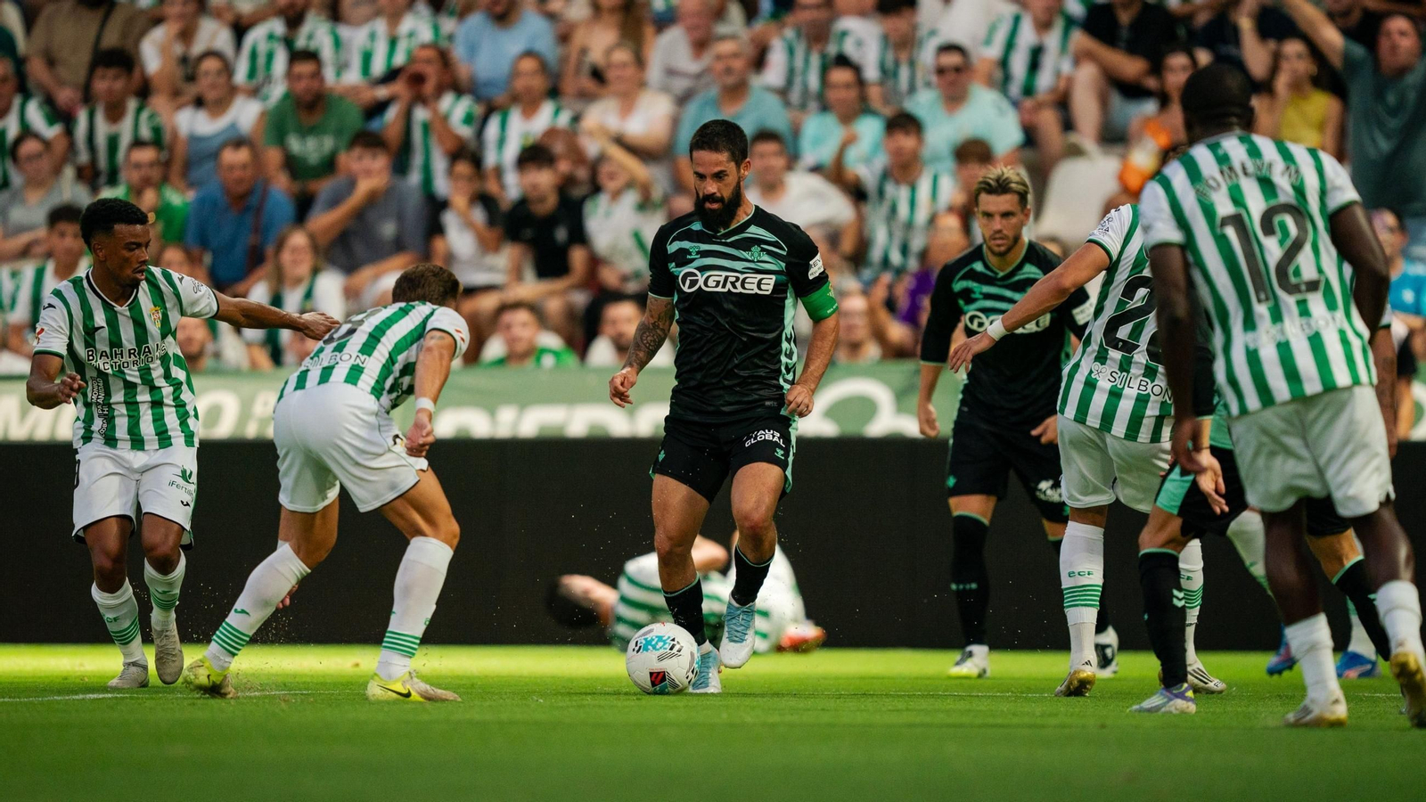 Isco controla el balón rodeado de jugadores del Córdoba.