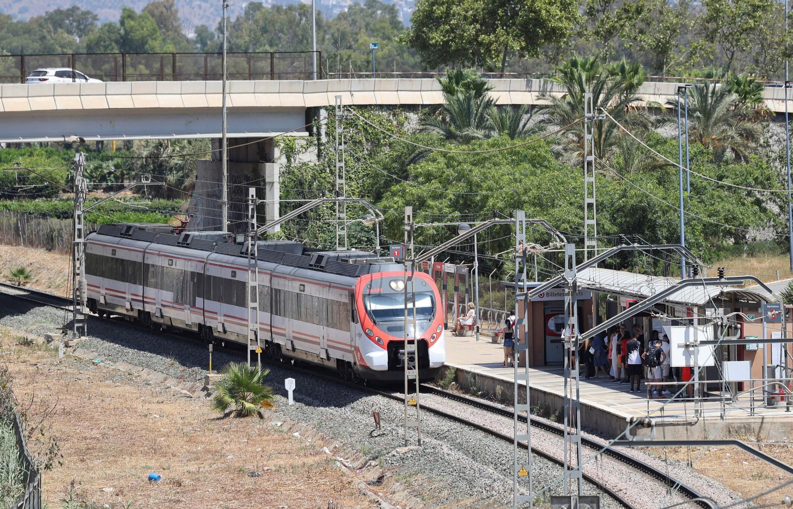 Un tren de Cercanías de Málaga llega a Plaza Mayor.