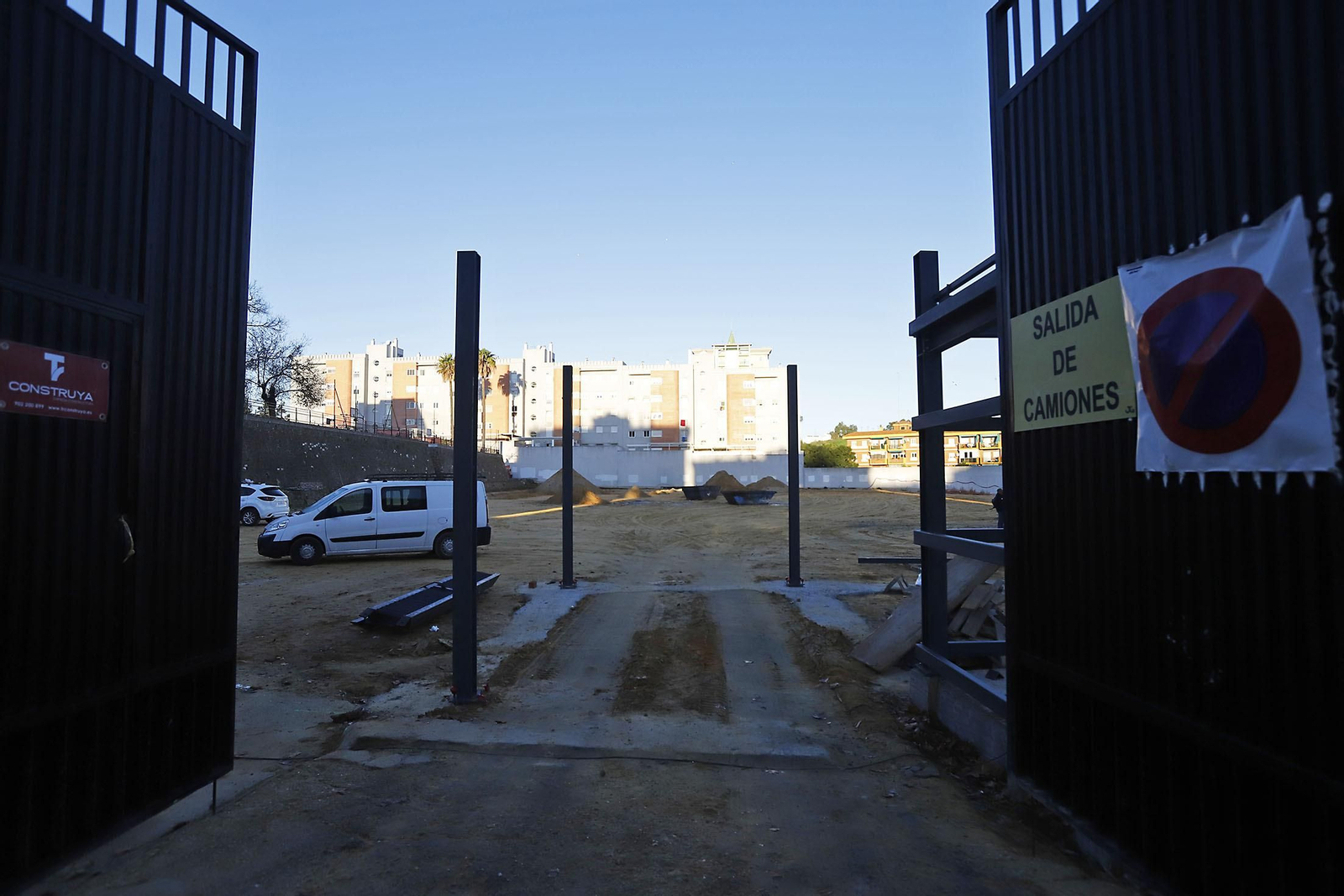 Entrada a la parte inferior del colegio de los Maristas en Huelva.