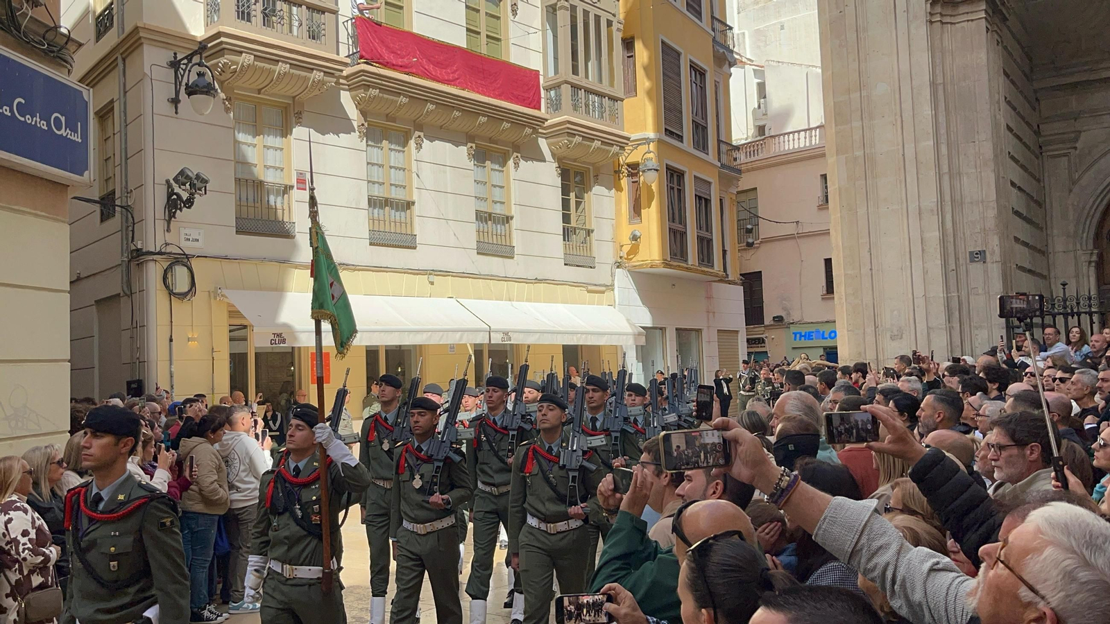 La Brigada de Paracaidista trasladando al Cristo de las Ánimas de Ciegos, en imágenes