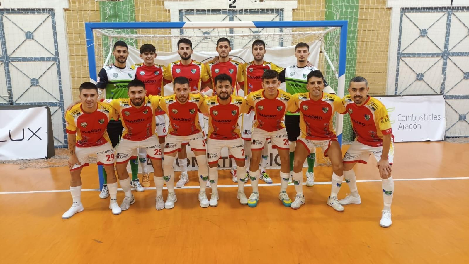 Los jugaadoress del conjunto ejidense posan delante de una de las porterías antes del comienzo del encuentro en Zaragoza.