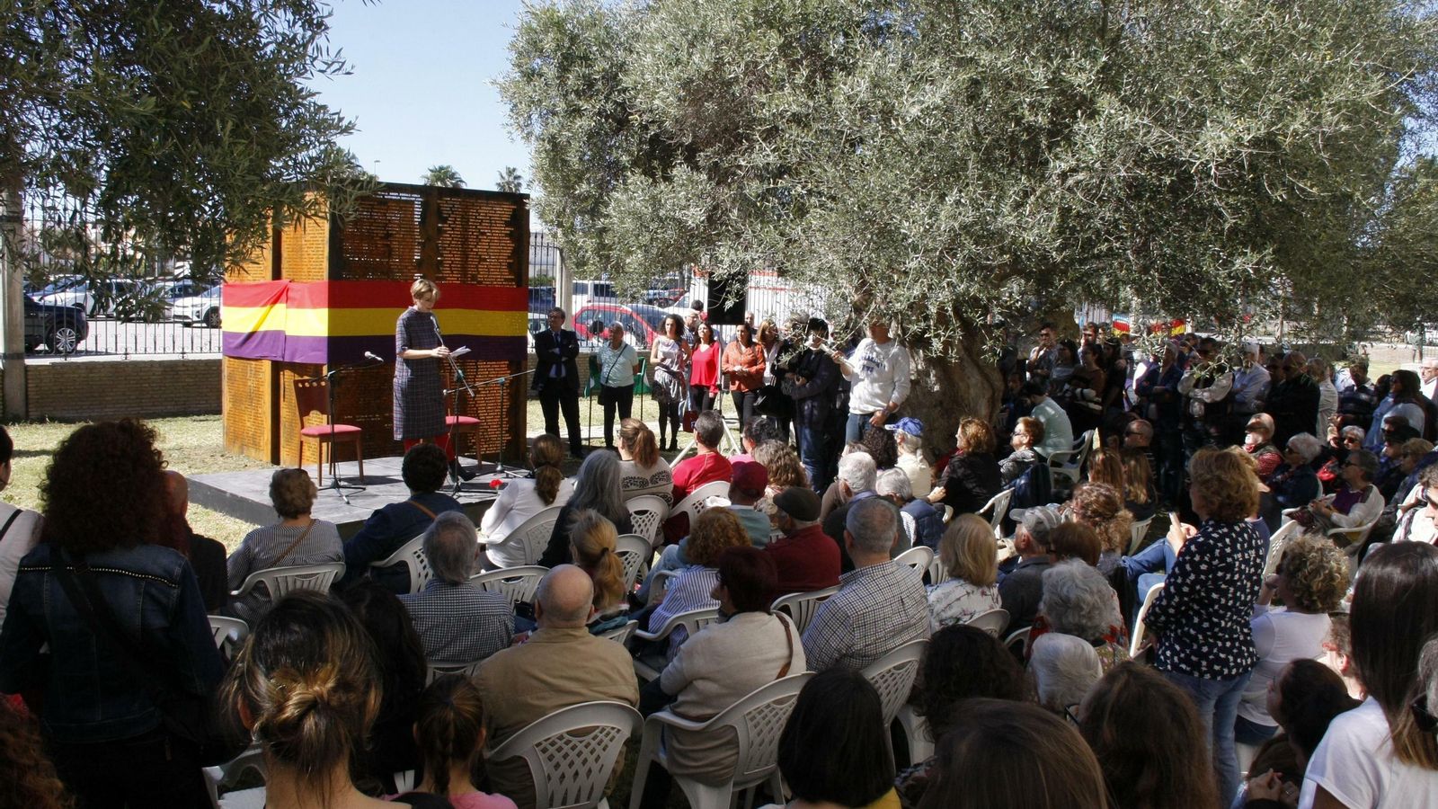 Numeroso público asistió al acto de inauguración del memorial a los presos políticos en el antiguo Penal. Numeroso público asistió al acto de inauguración del memorial a los presos políticos en el antiguo Penal.