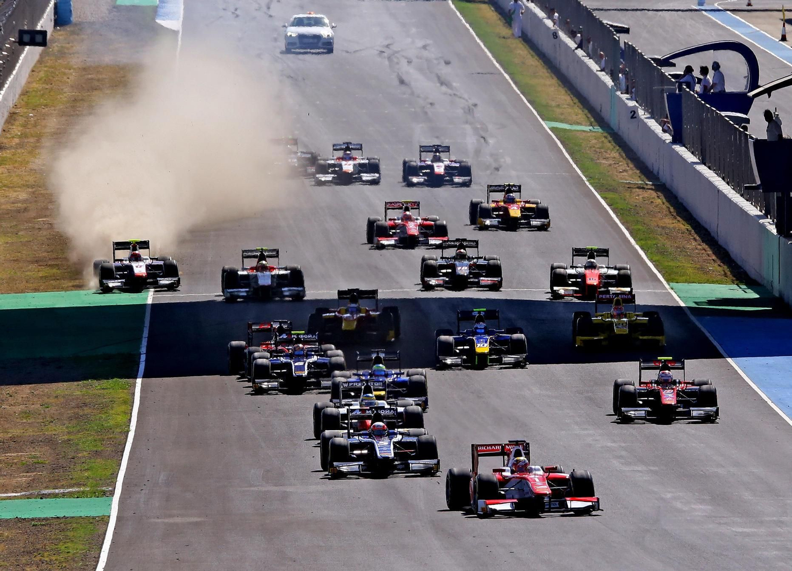 Leclerc, con el número 1 del Prema Racing, encabeza la carrera tras una salida en la que Ferrucci levantó una gran polvareda.