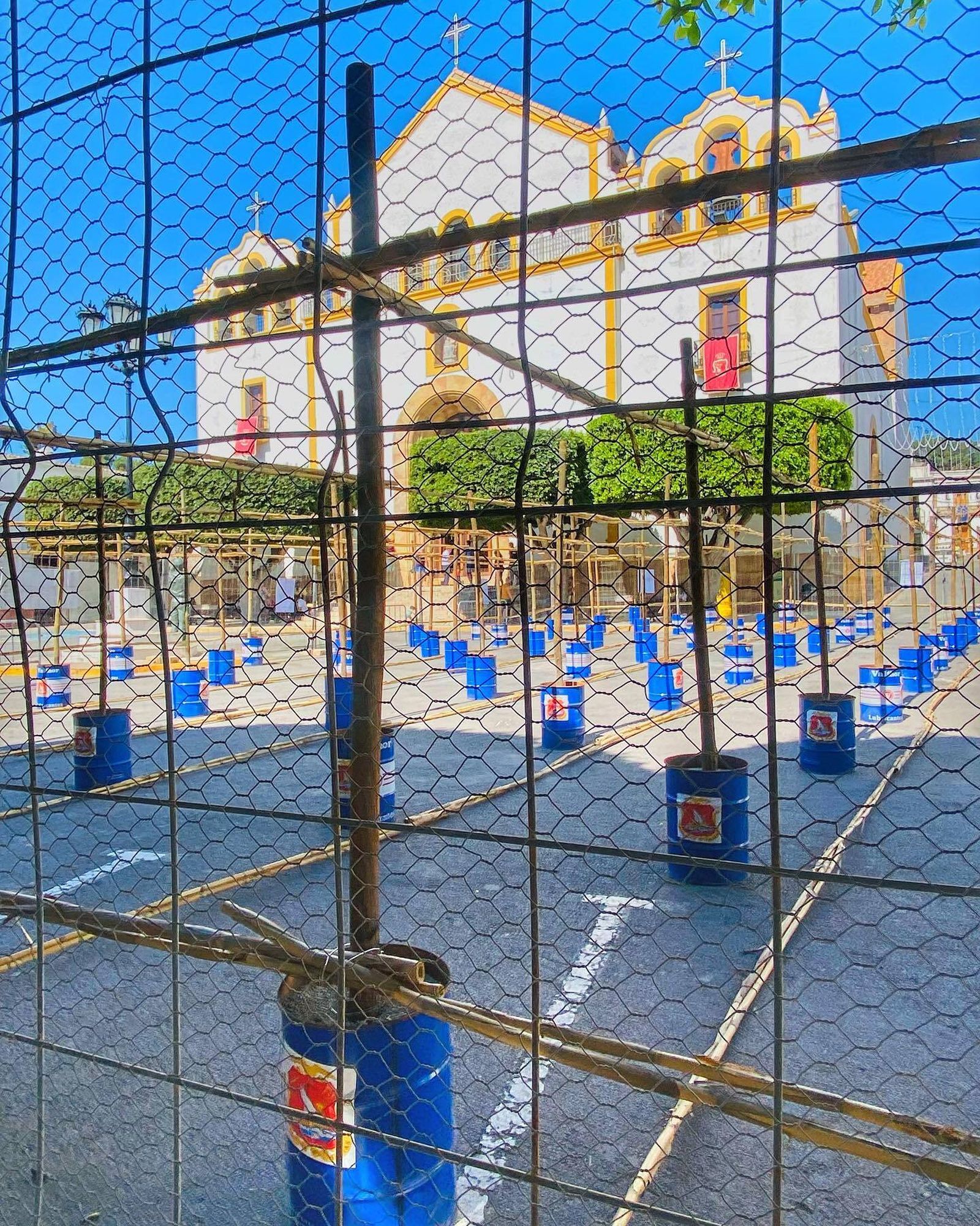 Pirotecnia preparada en el Ayuntamiento para la entrada a la iglesia.