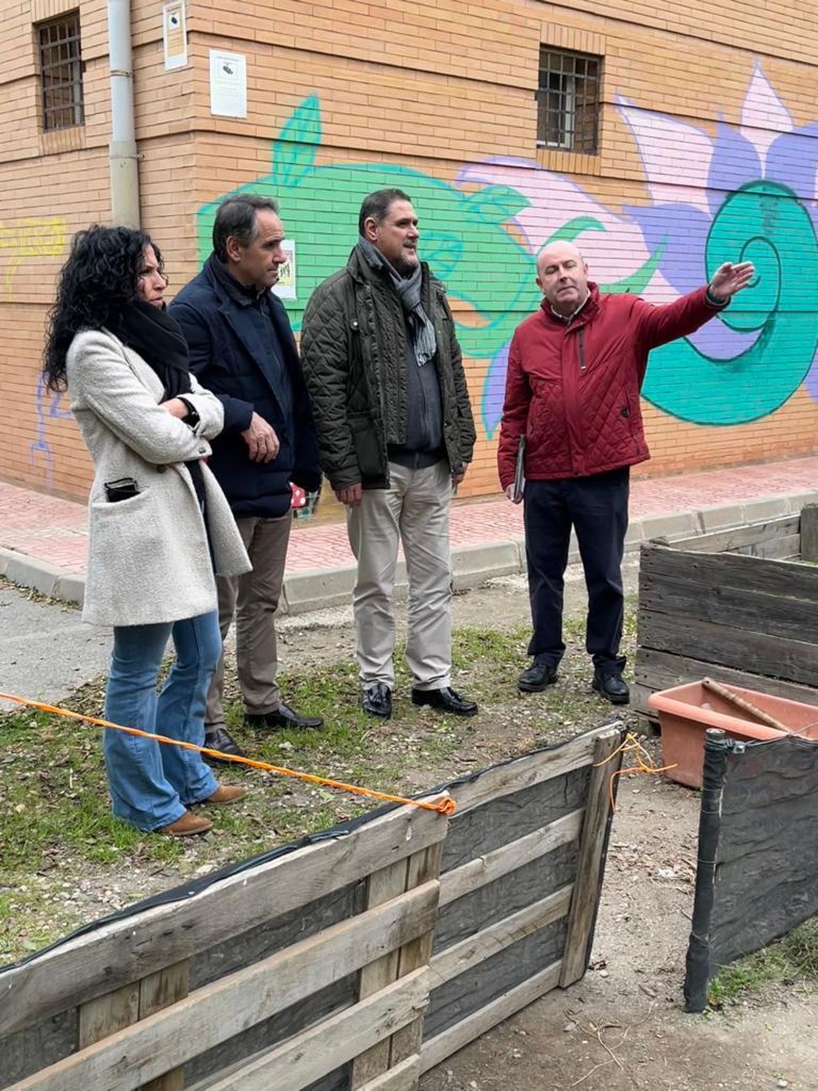 Visita de representantes de las administraciones a La Cañada