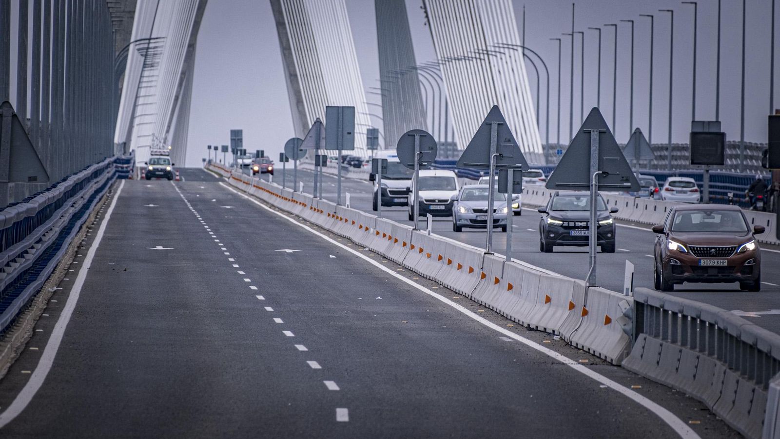 El puente cuenta con dos carriles dedicados al transporte público.