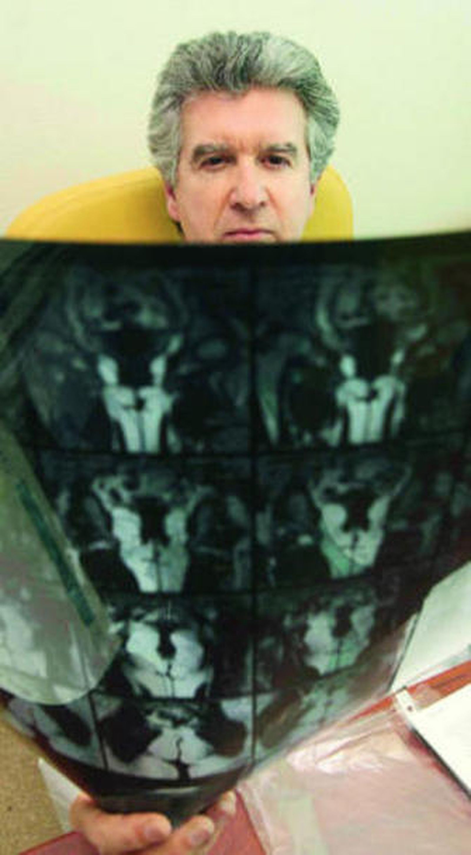 El doctor Ángel Salvatierra en un quirófano del Reina Sofía.