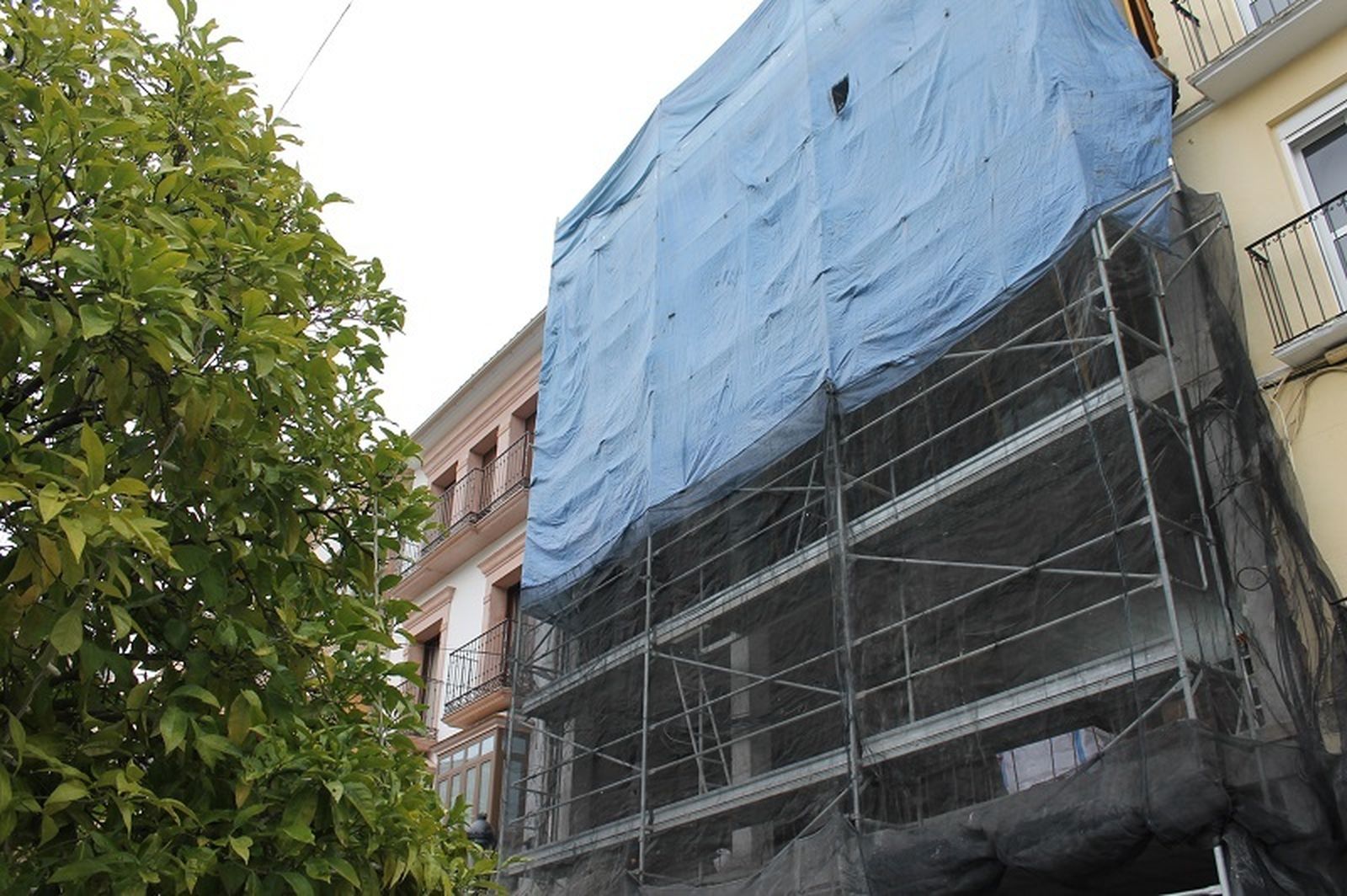 Un edificio en obras en Lucena.