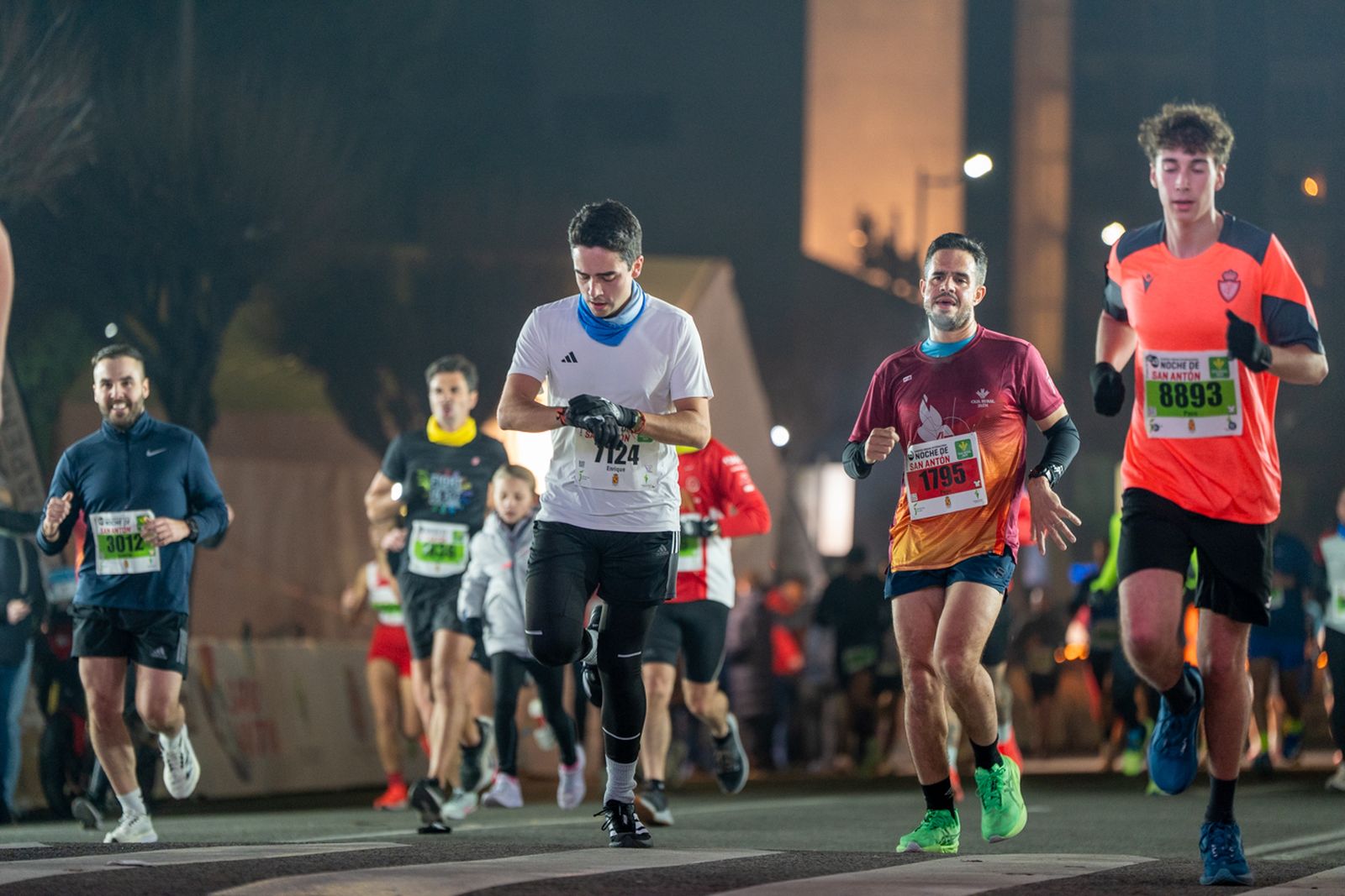 En imágenes: búscate en tu llegada a meta de la Carrera de San Antón 2026 (7)