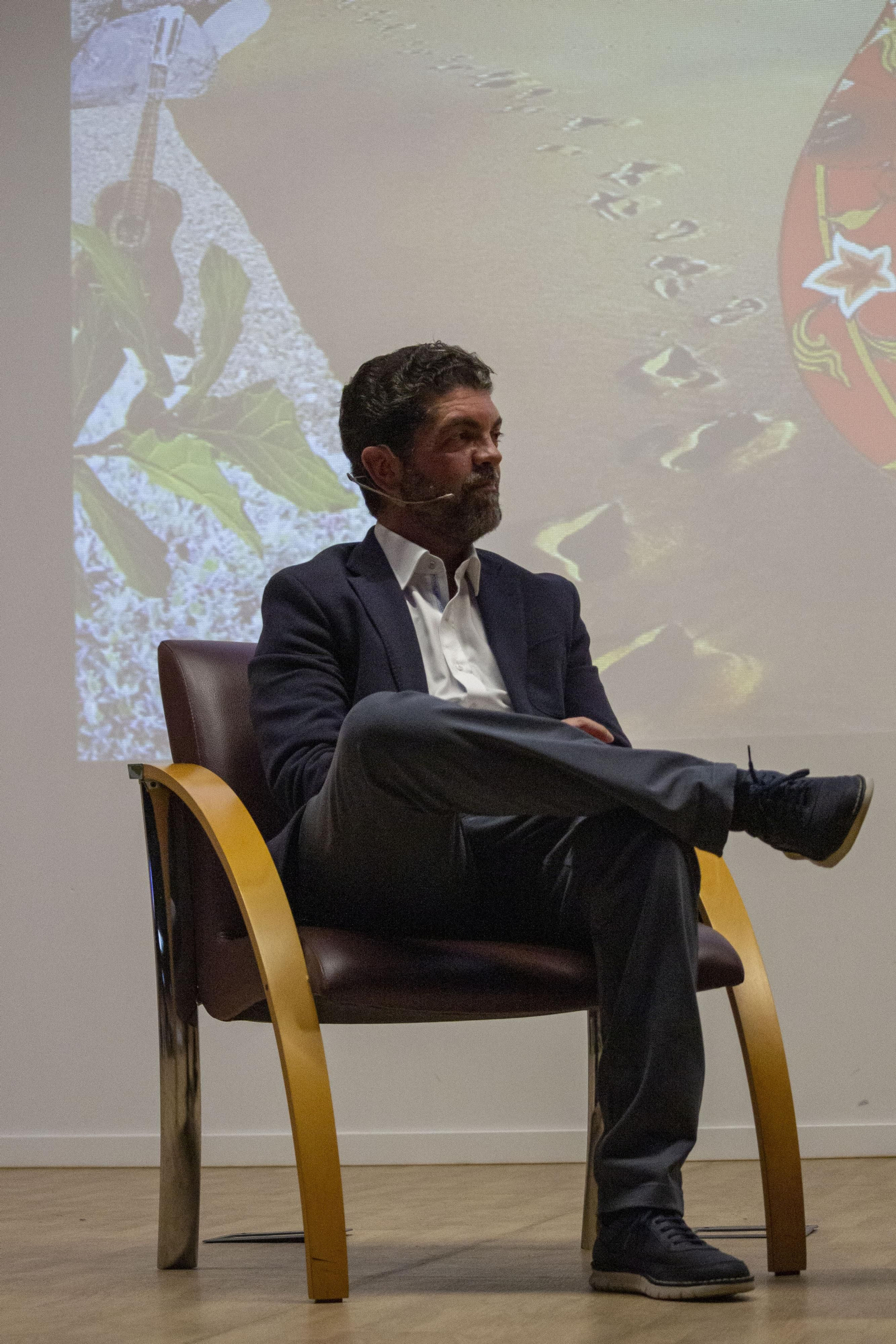 Fotos de la presentación del disco "Las Huellas de Dios" de José Carlos Gómez en la UCA