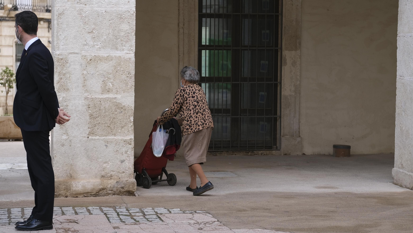 Fotogalería de la visita de Juanma Moreno a las obras del Ayuntamiento de Almería.