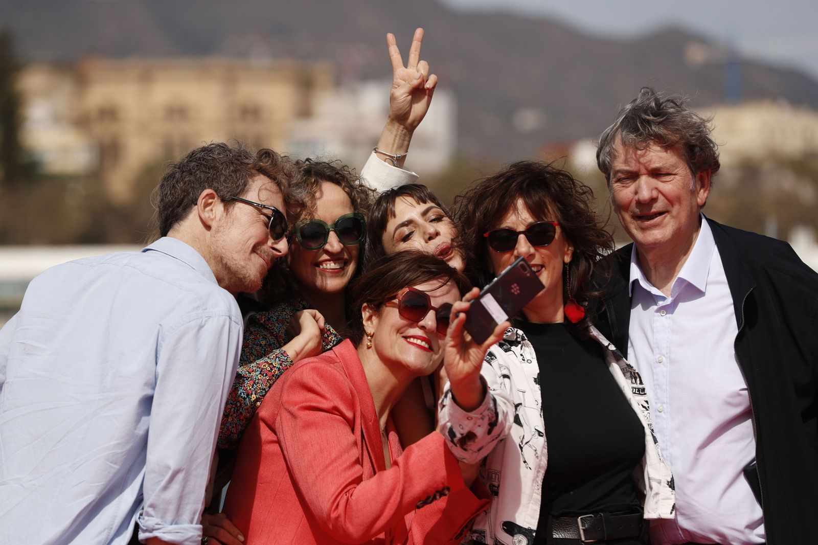 El equipo de  'Alguien que cuide de mí' se hace un selfie frente a los reporteros gráficos.