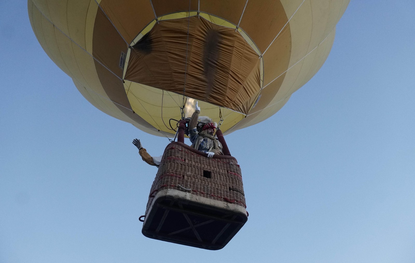Fotos del heraldo de los Reyes Magos surcando los cielos de Sevilla