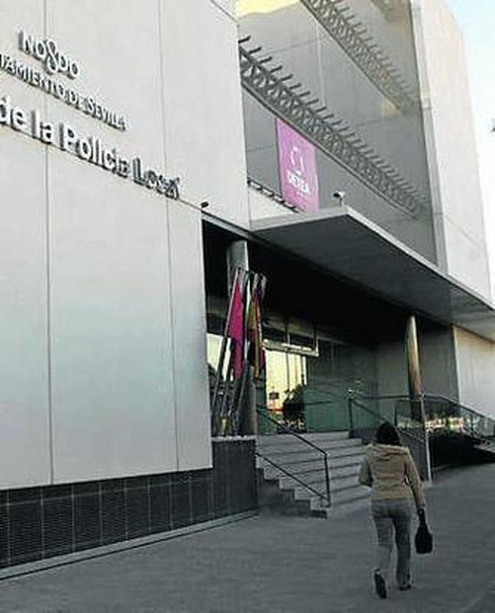 Entrada de la Jefatura de la Policía.