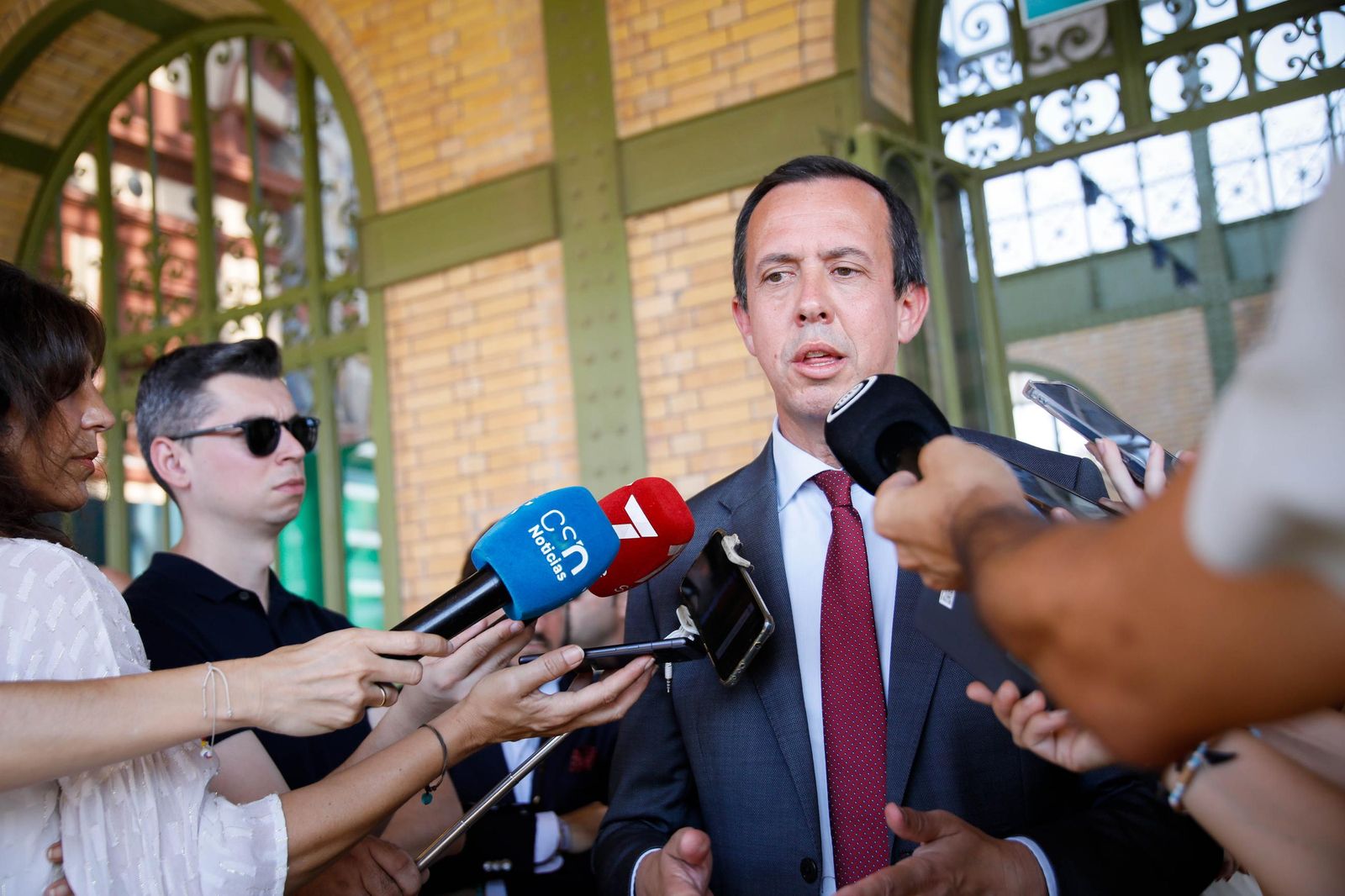 El delegado del Gobierno, Pedro Fernández, visita la estación histórica de Renfe en Almería, en imágenes