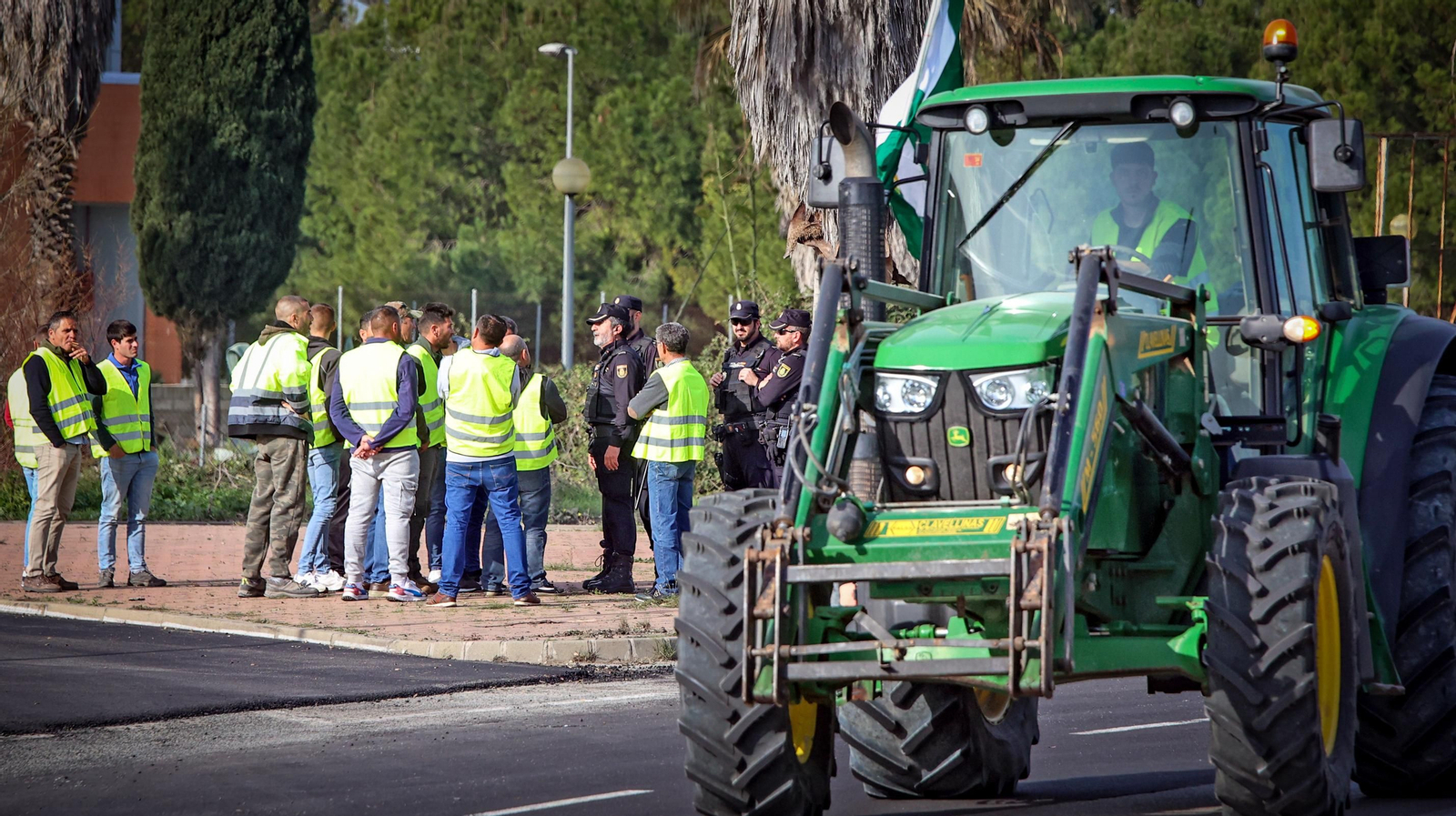 Mucha policía y pocos tractores