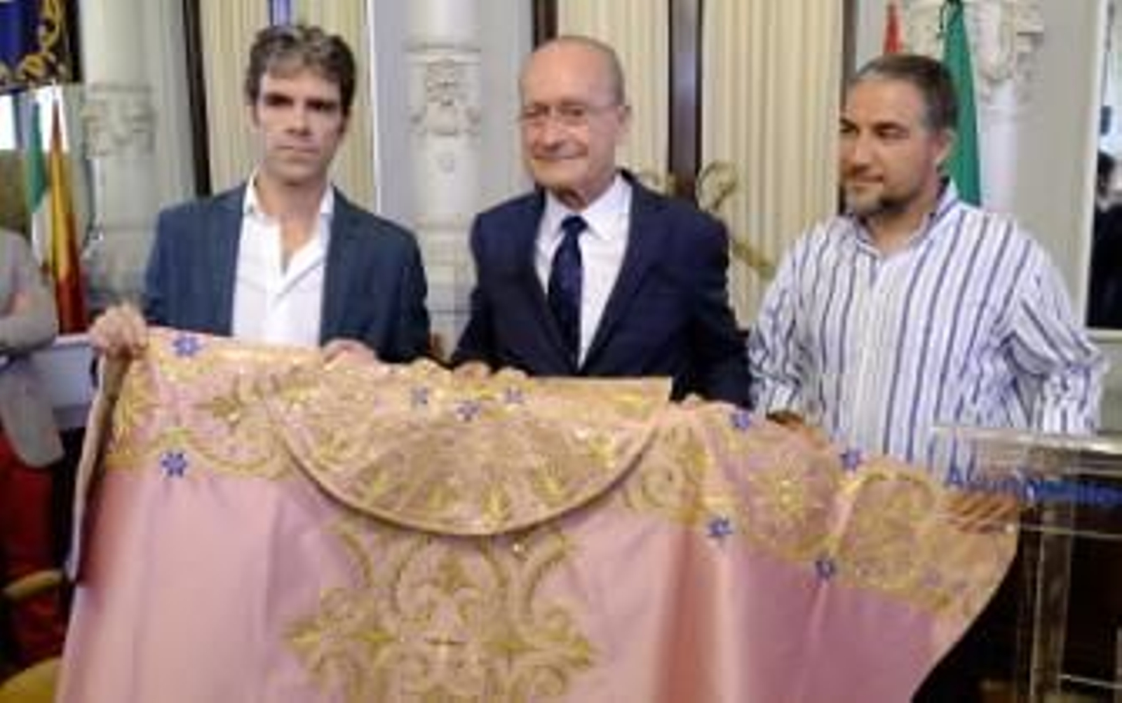 El alcalde entrega a José Tomás el Trofeo Capote de Paseo