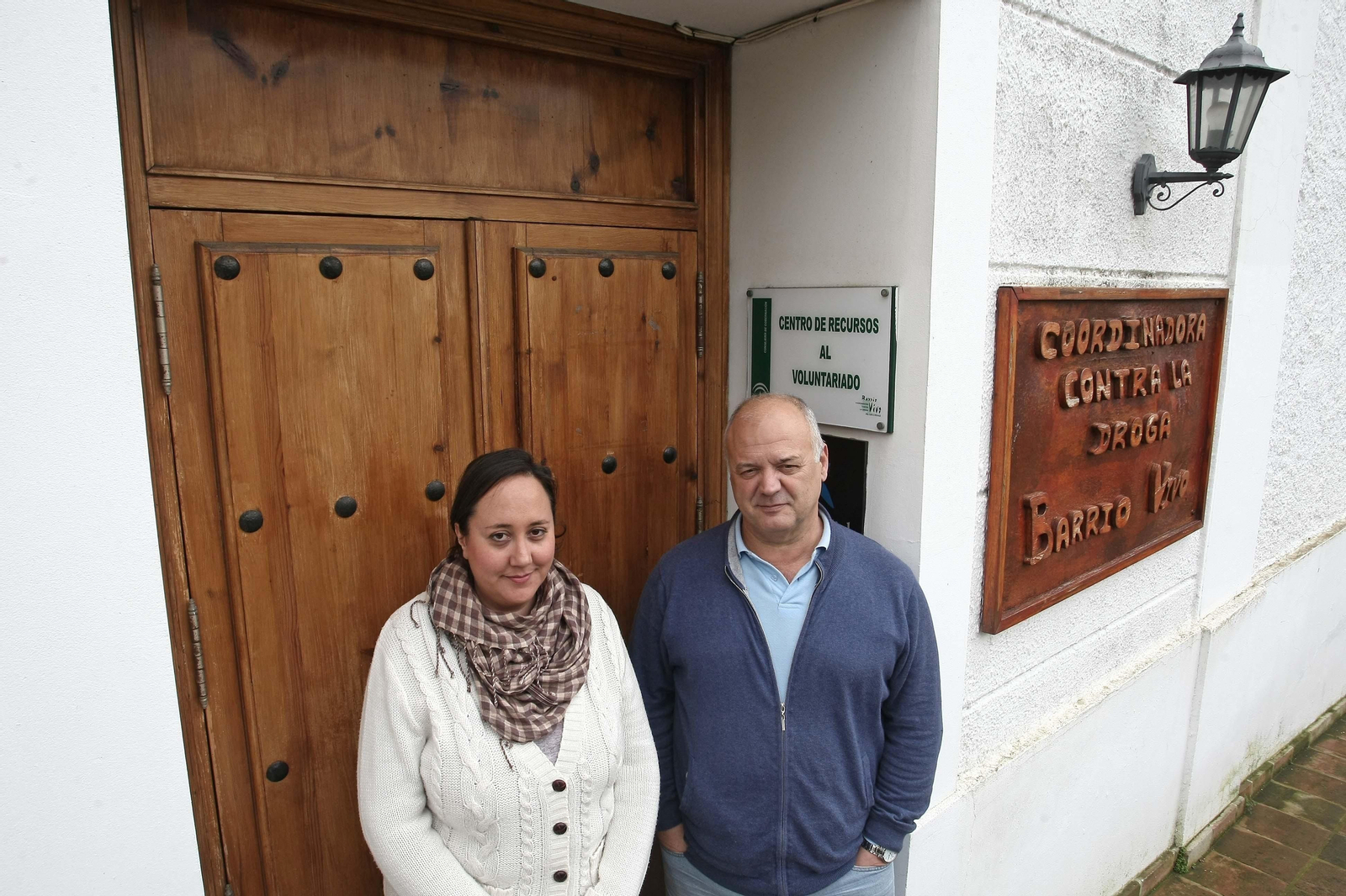 Cristina Recalde, la técnica responsable del proyecto, y José Díaz, presidente de Barrio Vivo, en la sede de la entidad.