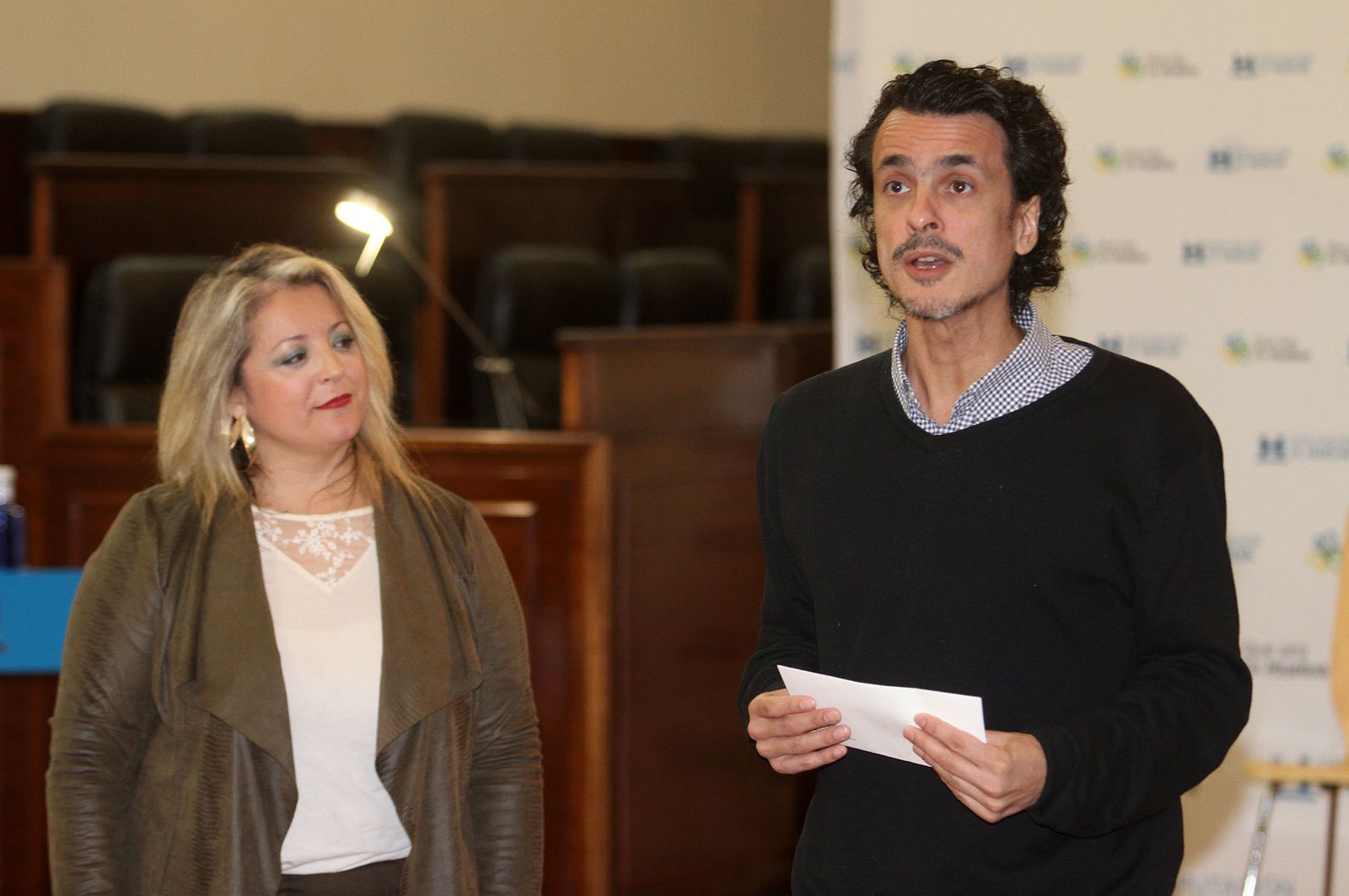 El dramaturgo algecireño Luis Felipe Blasco se dirige al público acompañado por la diputada de Cultura de Huelva, Lourdes Garrido.