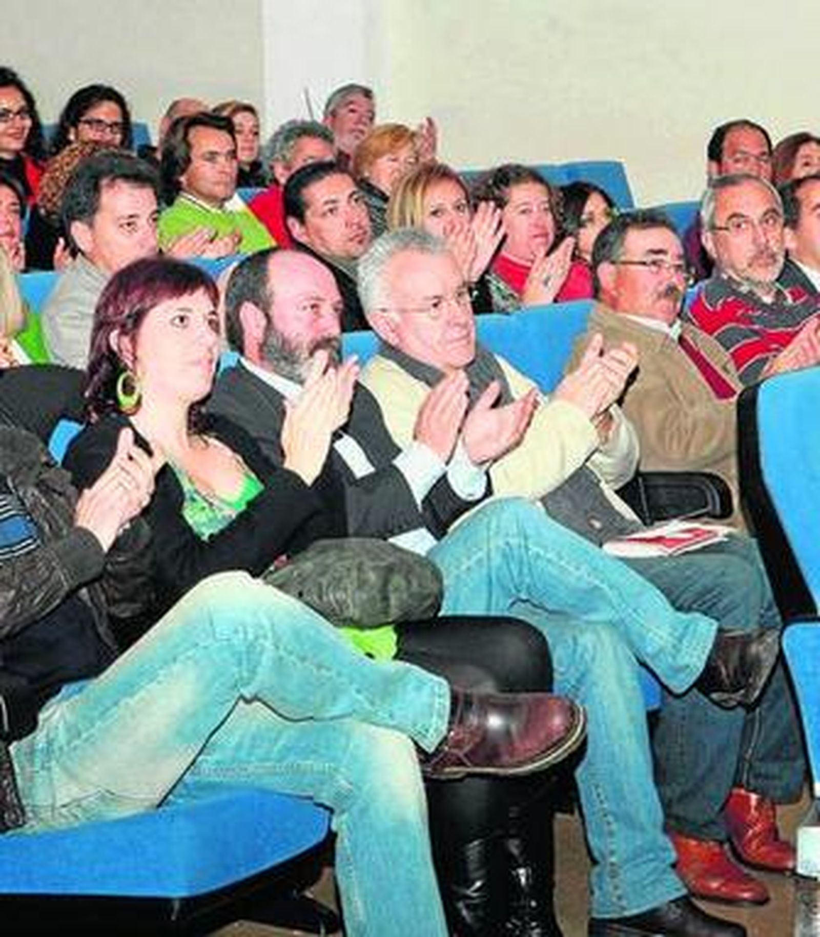 La candidata Petronila Guerrero, con el grupo onubense La Clave.