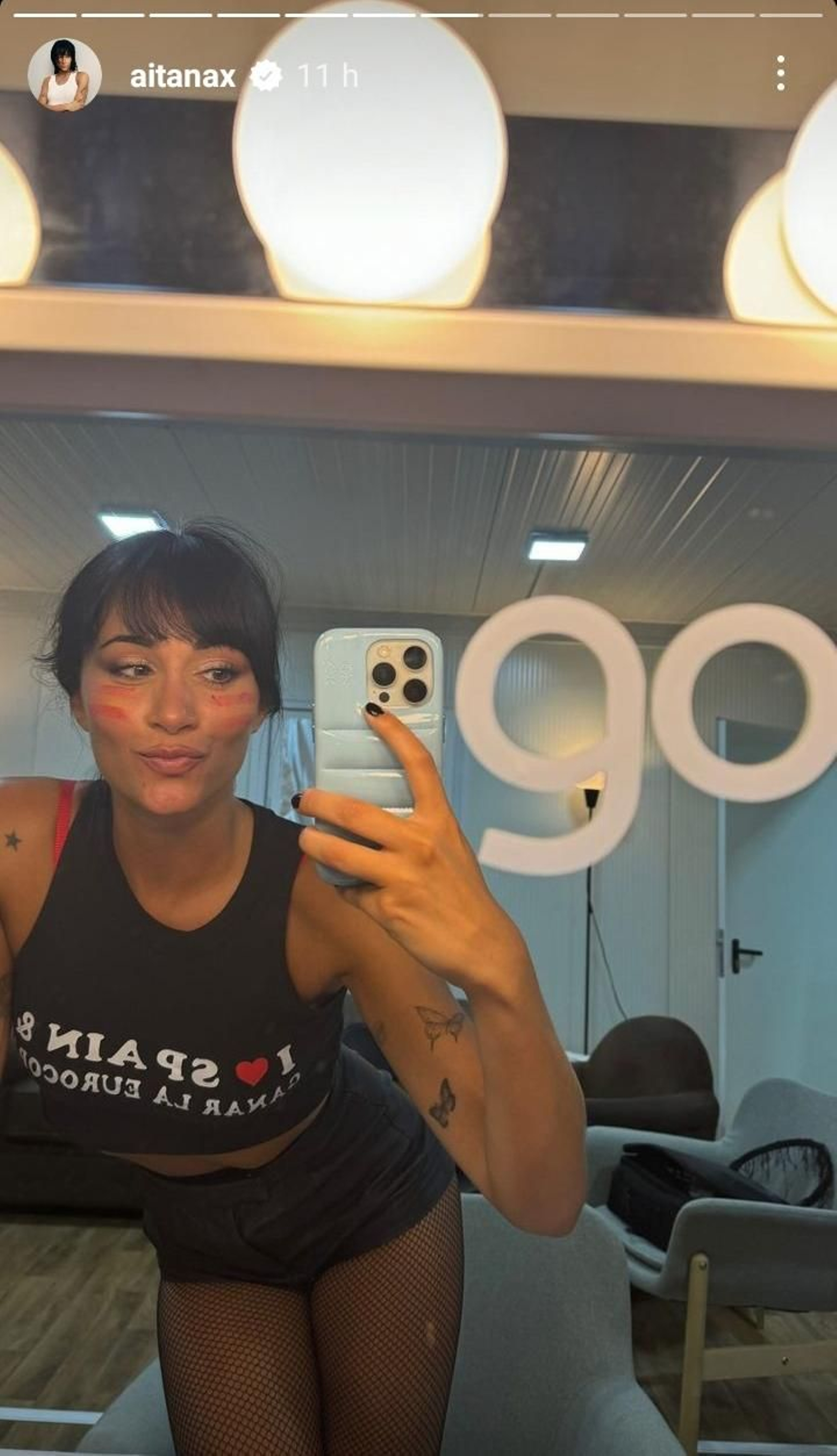 Aitana animando a la selección española desde su camerino antes de uno de sus conciertos.