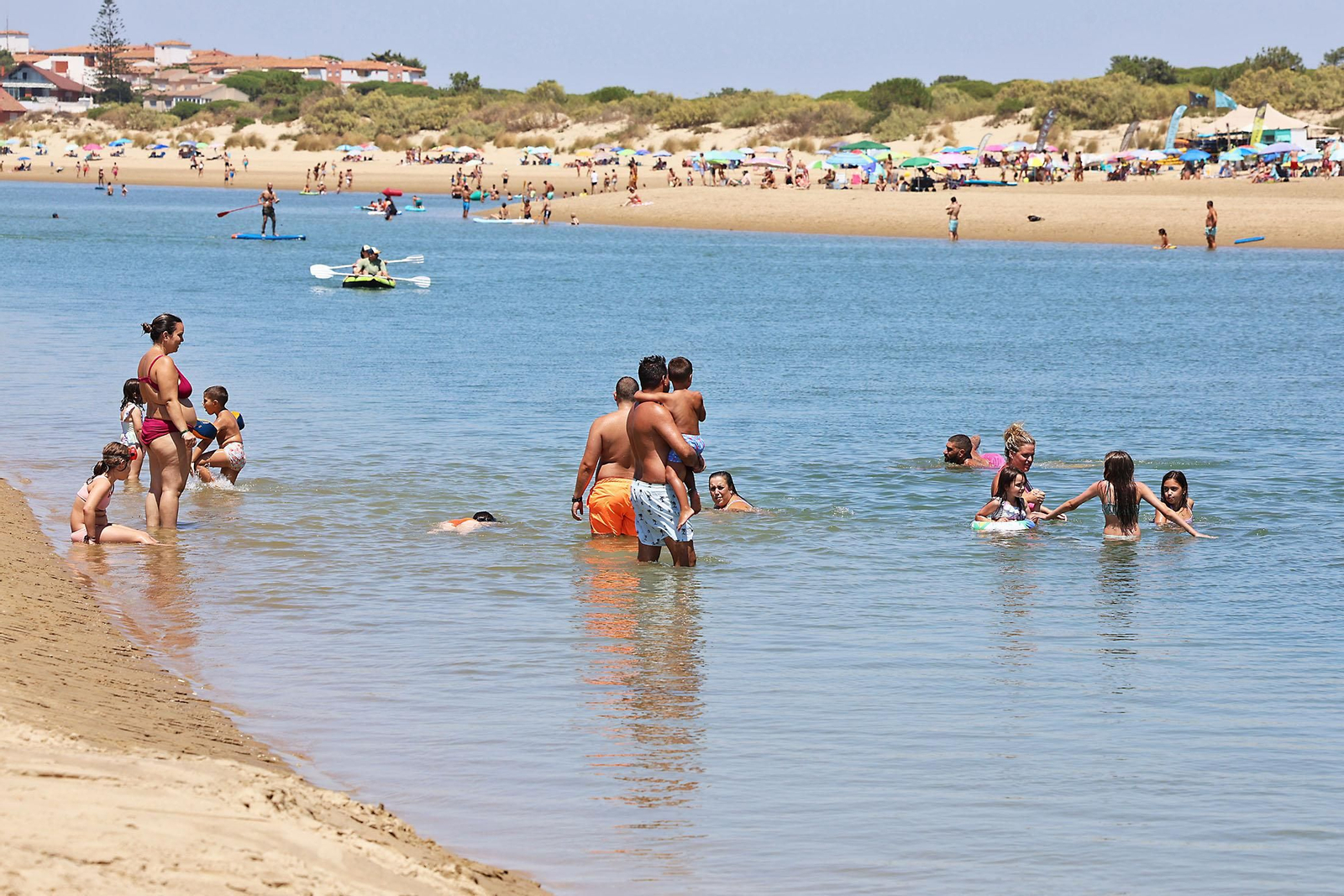 Ambiente en las playas de Huelva en la mañana de domingo