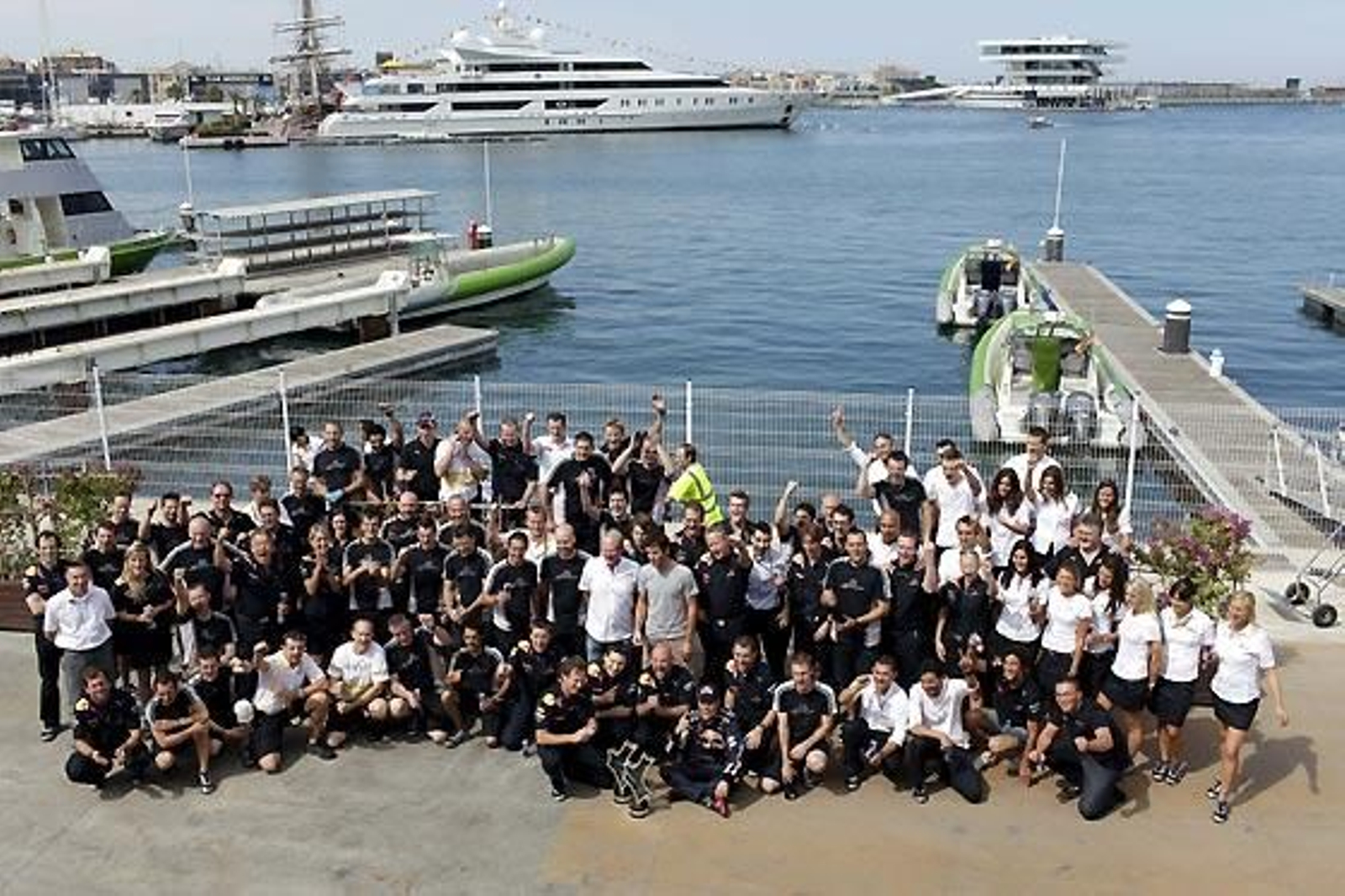 El equipo de Red Bull celebra la victoria en Valencia.

Foto: Afp Photo / Reuters / Efe