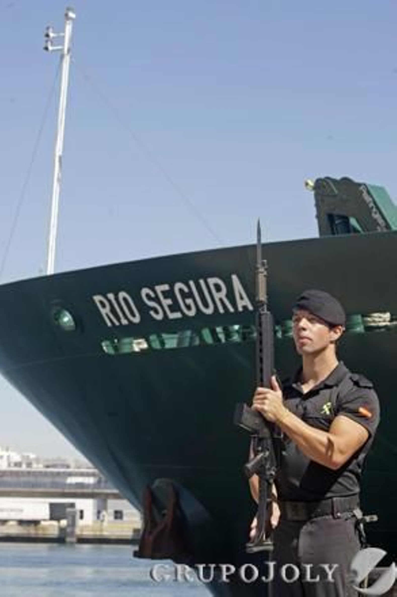 Don Juan Carlos muestra su apoyo a los pescadores y a la Guardia Civil por el trabajo que realizan./Erasmo Fenoy