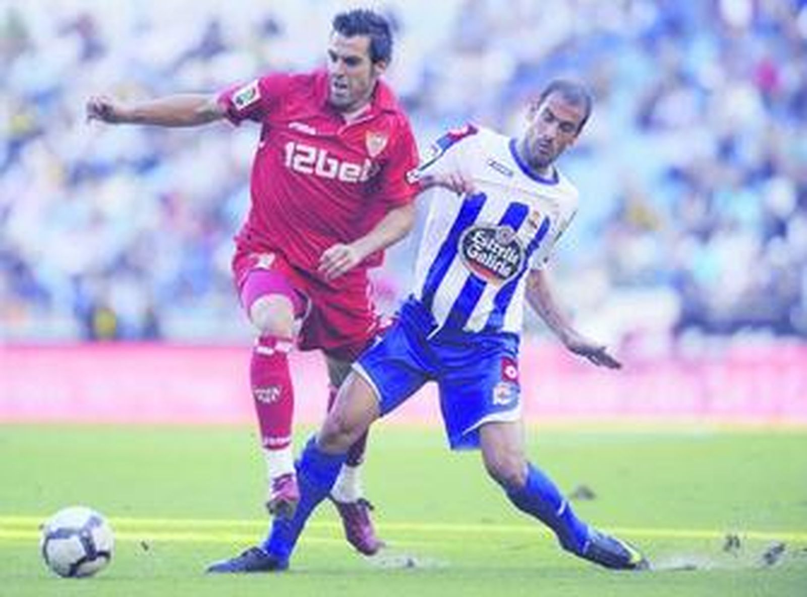 Lopo le roba un balón a Álvaro Negredo.