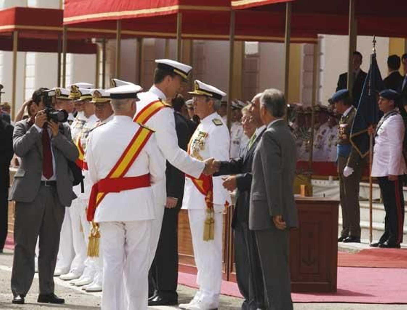 El Príncipe estrecha la mano al alcalde de San Fernando, Manuel María de Bernardo.

Foto: Nuria Reina