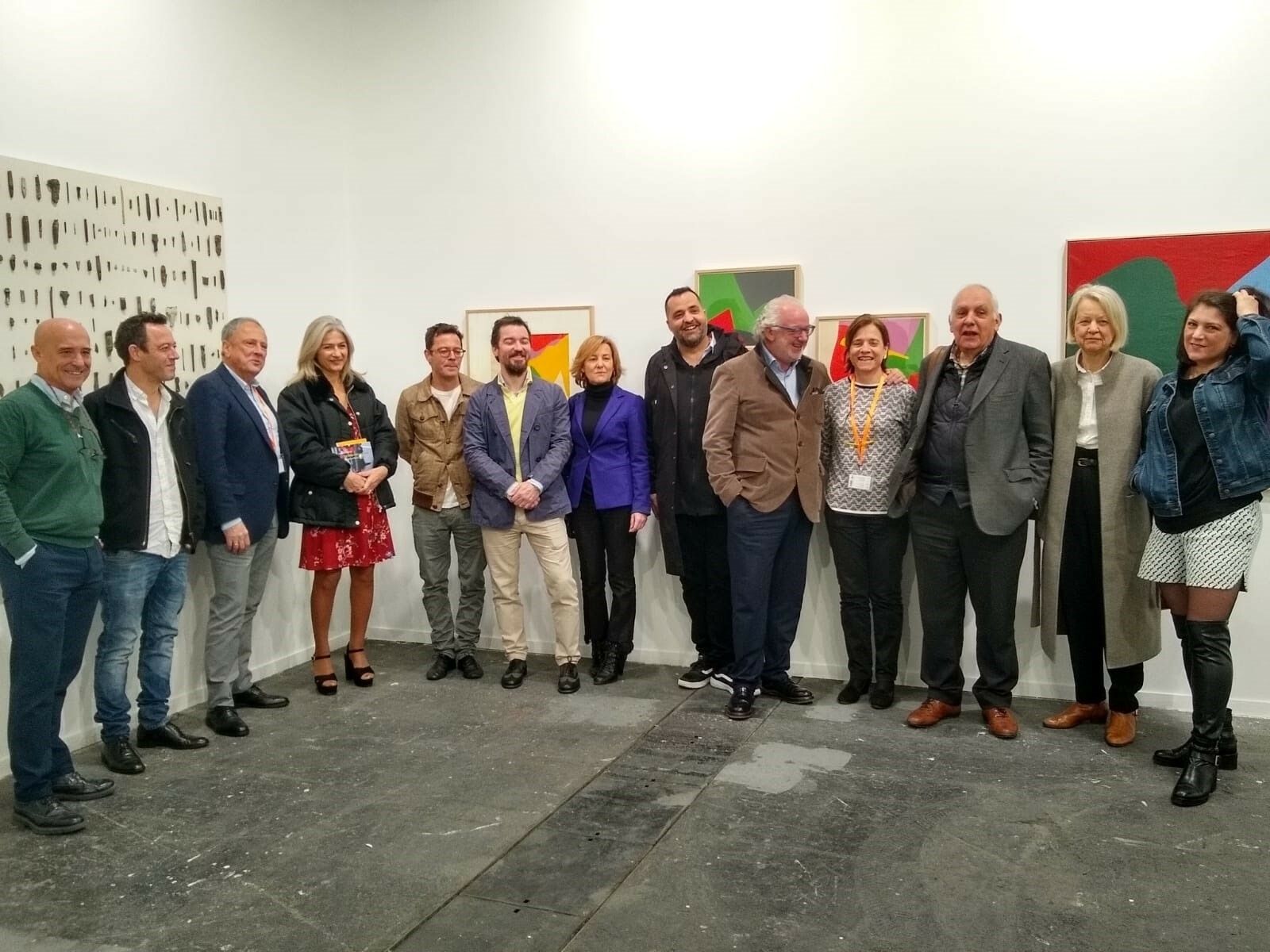 La consejera de Cultura y Fernando Francés en el stand de Rafael Ortiz en ARCO.