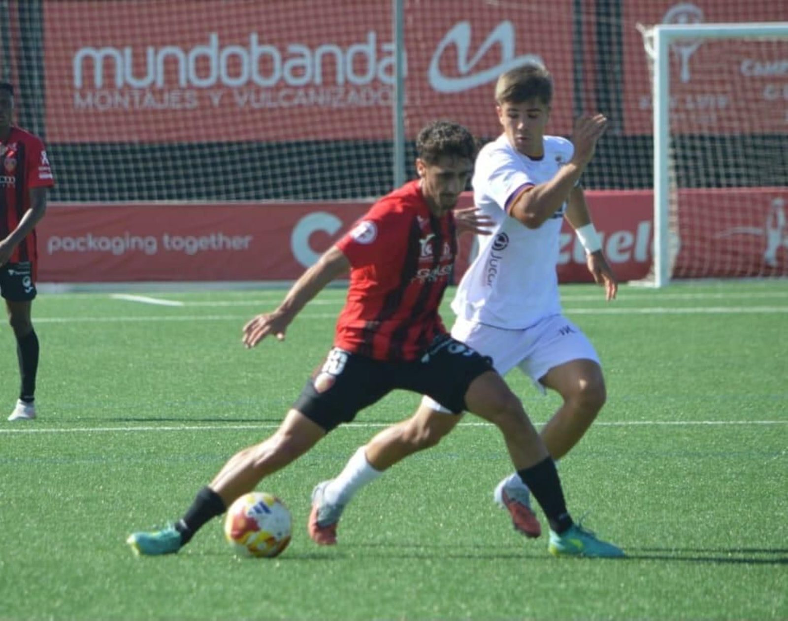 Salva Vegas controla el balón durante un partido de este curso.