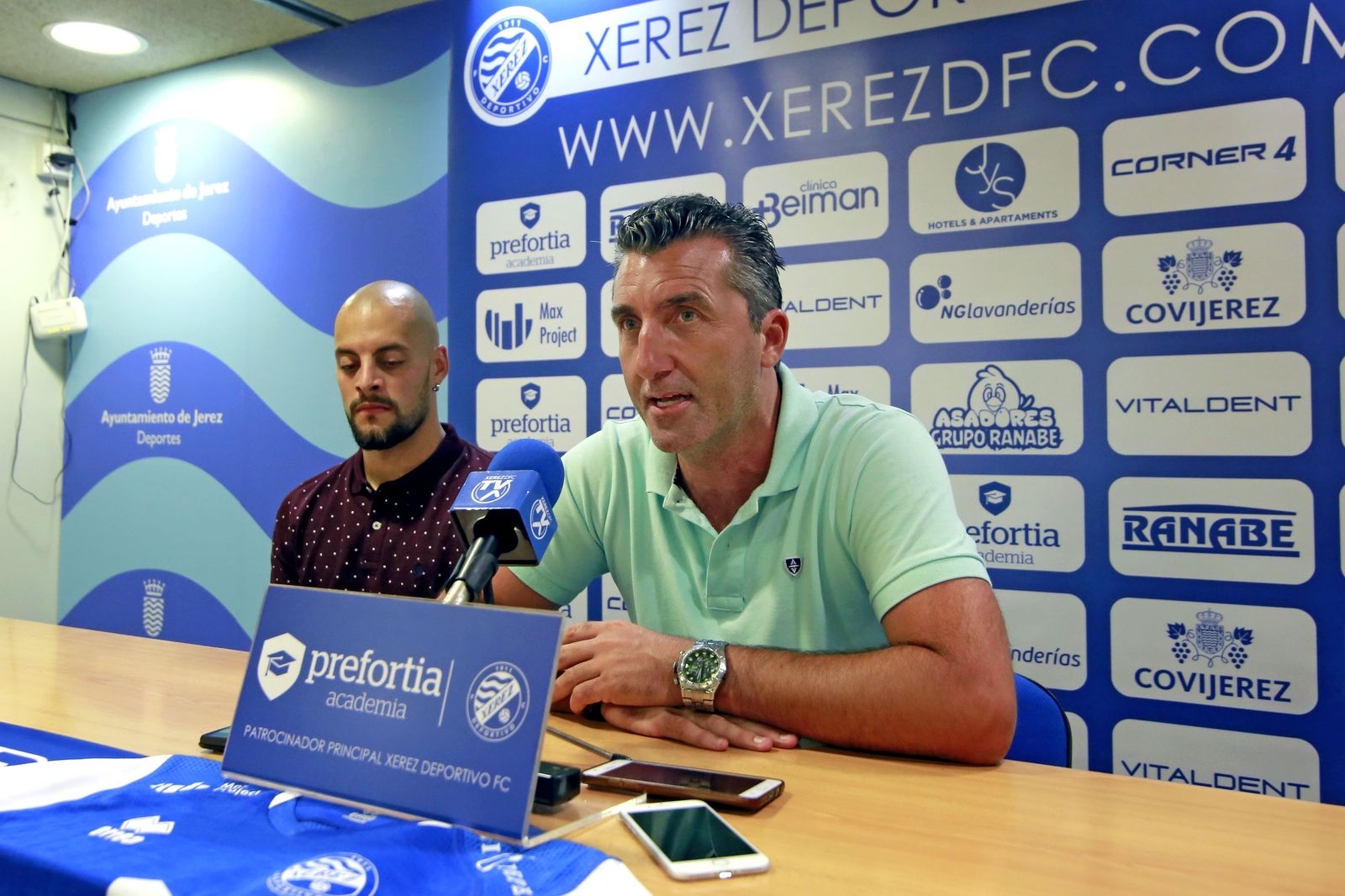 Edu Villegas, director deportivo del Xerez DFC, en la presentación de Kevin.