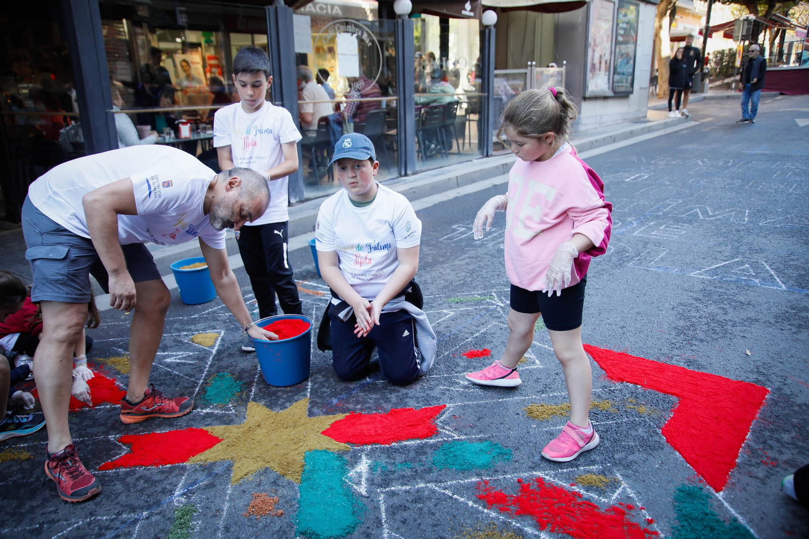 Así es la alfombra de serrín de 60 metros en el Paseo de Almería, en imágenes.