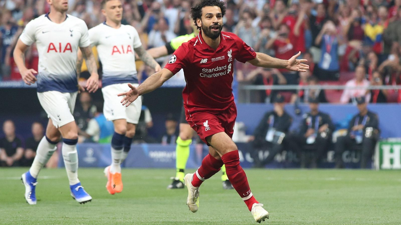 Salah celebra su tanto de penalti frente al Tottenham en el Wanda Metropolitano.