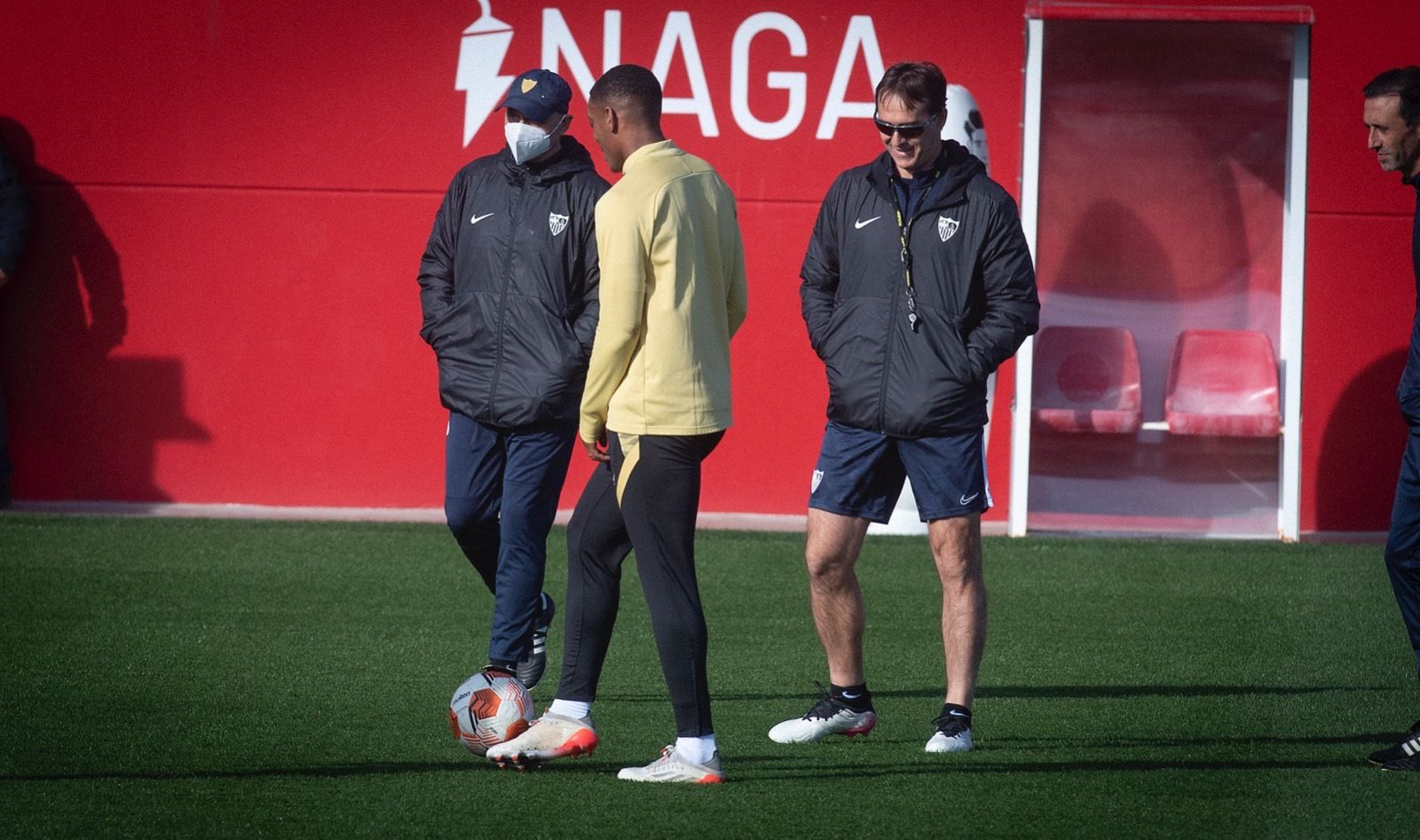 Martial, junto a Lopetegui y un miembro del cuerpo técnico este miércoles.