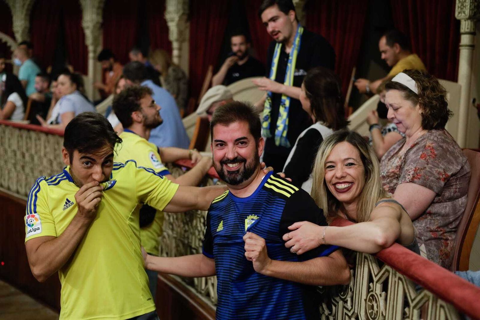 Las imágenes de la celebración de la permanencia del Cádiz CF en el Teatro Falla