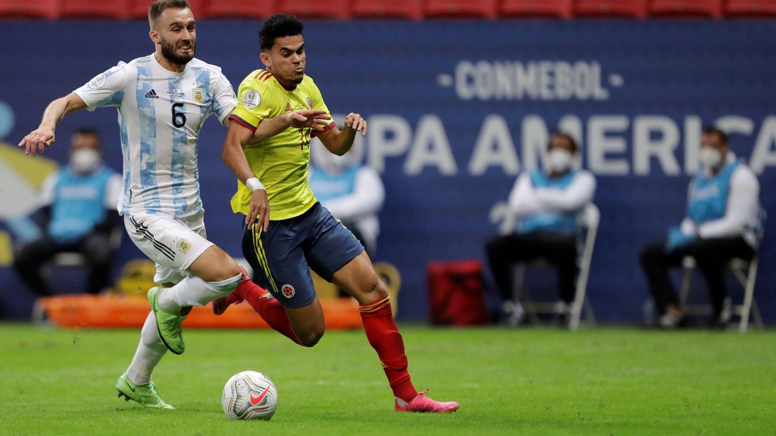 Pezzella pelea con el colombiano Luis Díaz en un partido de la última Copa América.